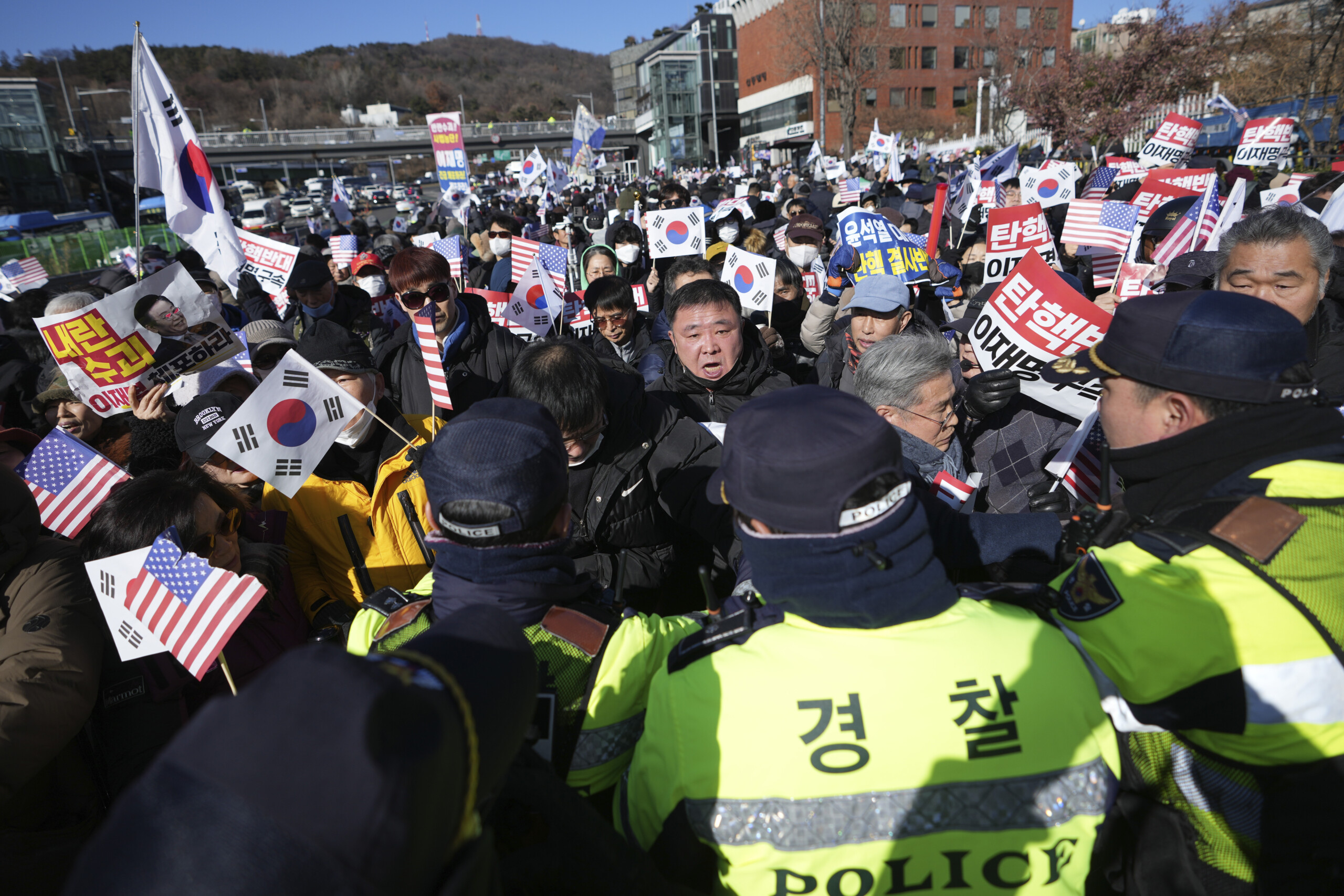 south korea investigators at yoons residence for arrest blocked by military unit scaled