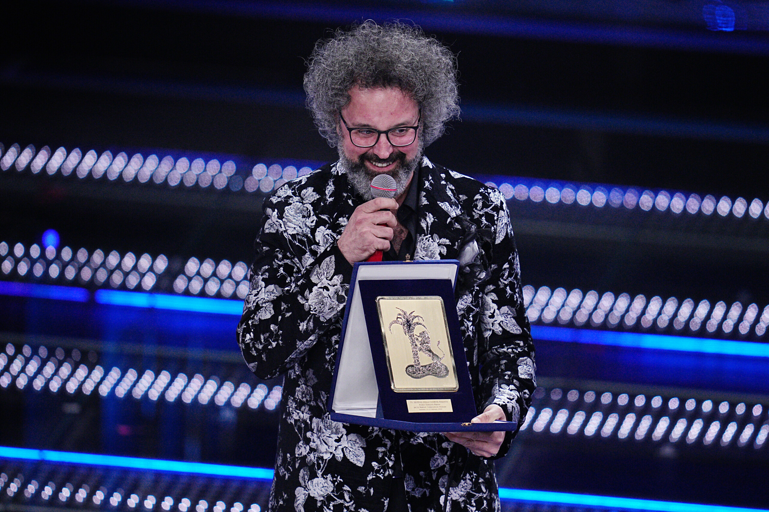 sanremo lucio dalla hall award to simone cristicchi scaled