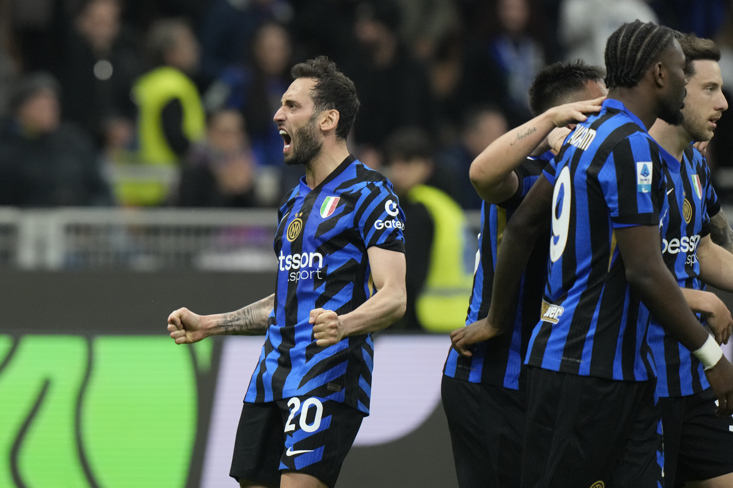 serie a inter beats monza 3 2 in comeback and extends lead scaled