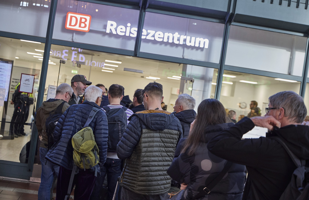 germany early strike at hamburg airport 40000 passengers affected