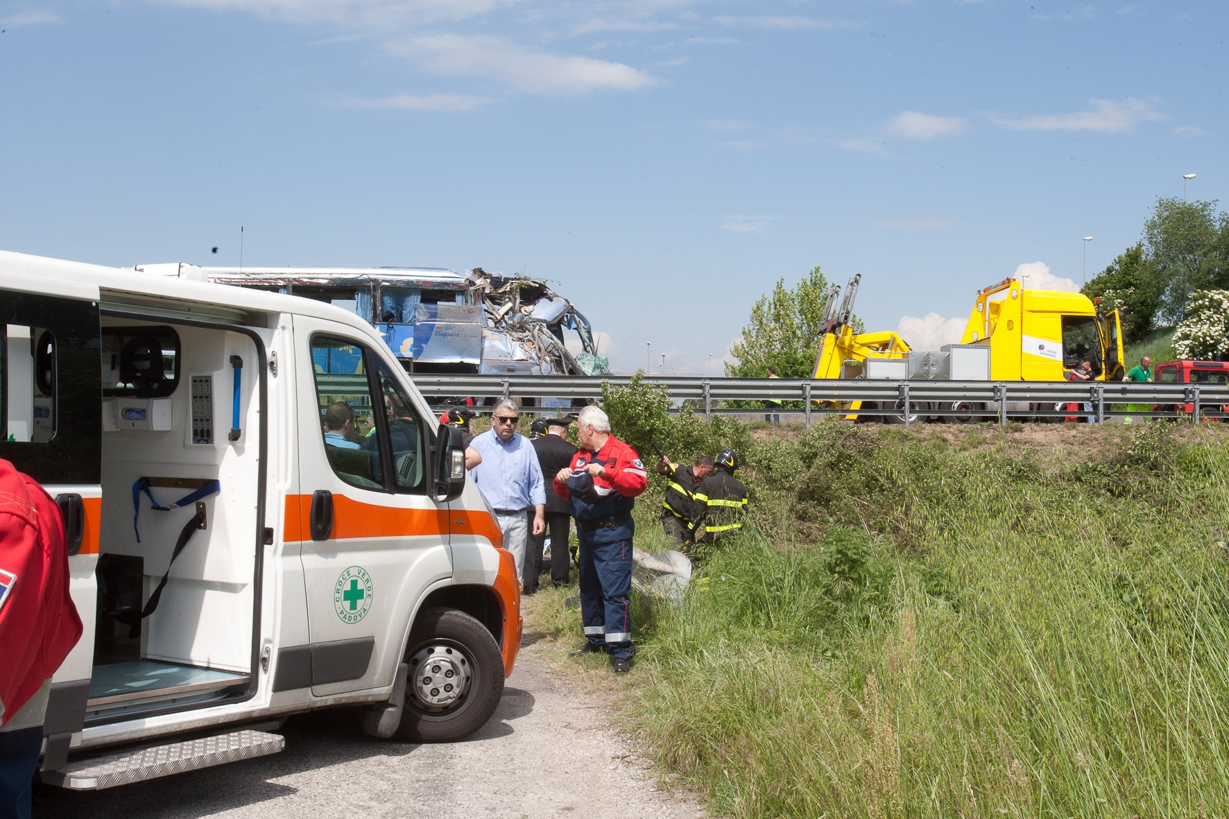 syracuse 3 dead and 7 injured in minibus van collision in carlentini