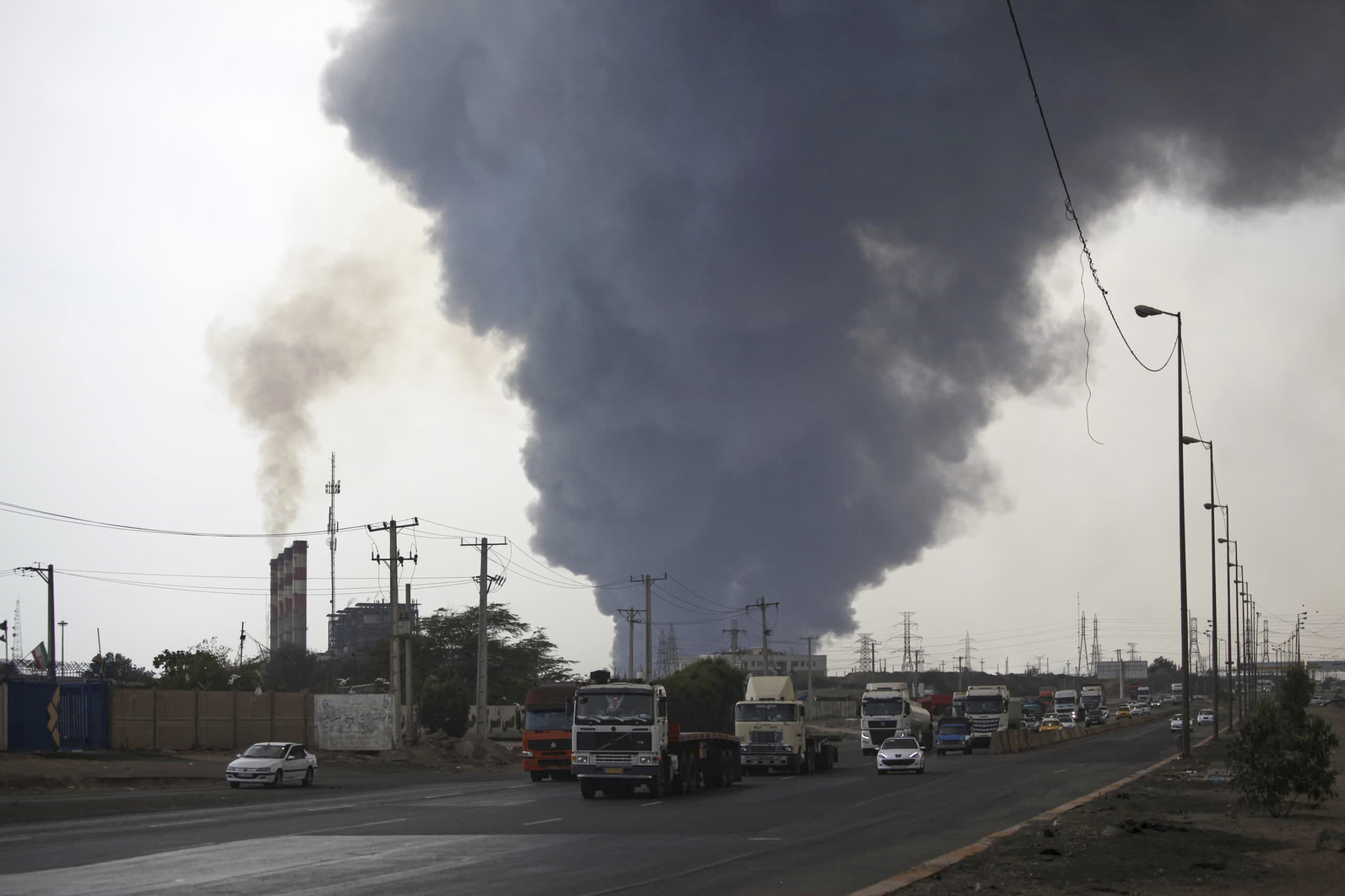 iran port explosion death toll rises to 14 dead and 750 injured