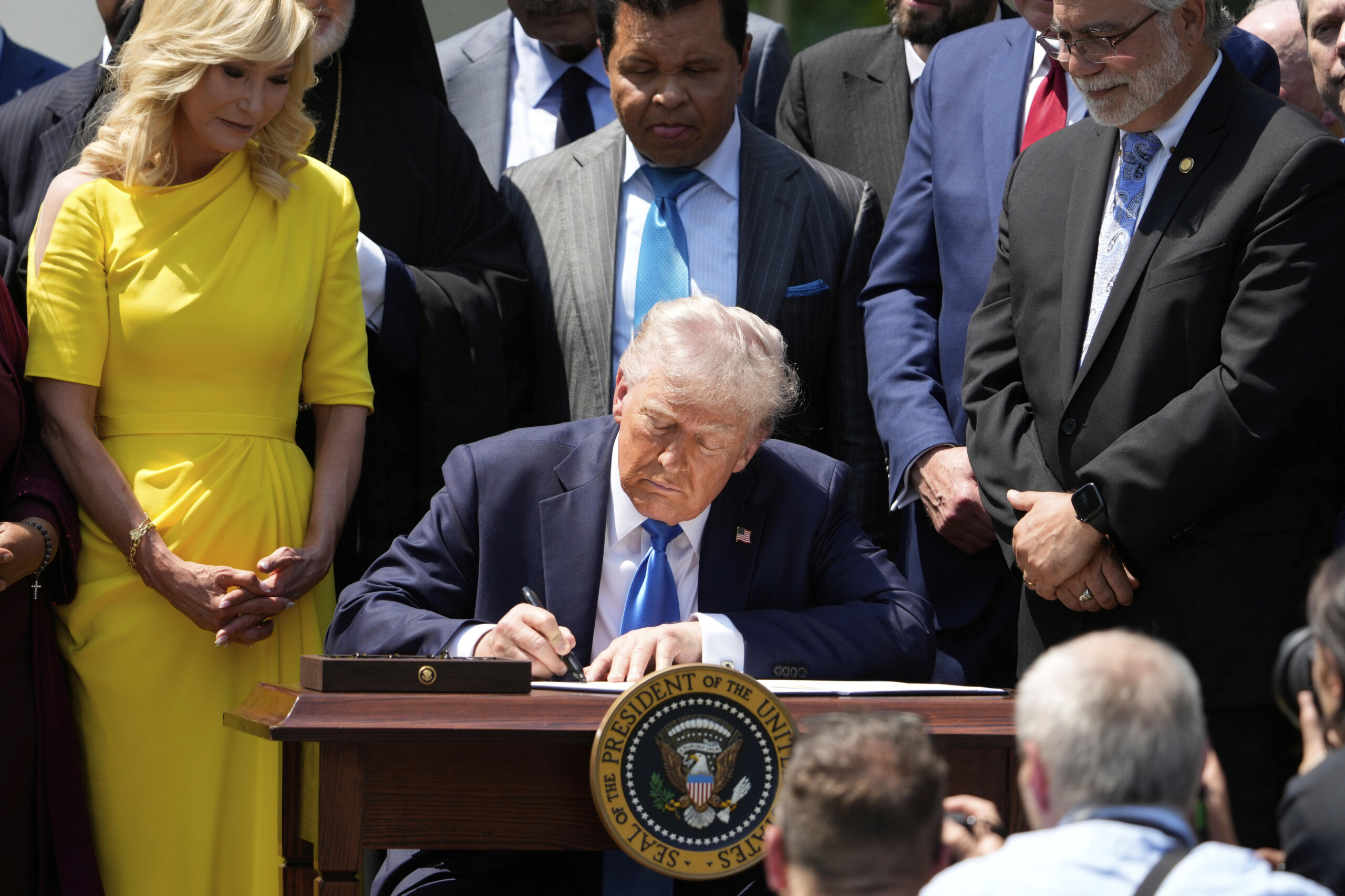 iran trump threatens sanctions on anyone buying oil from tehran scaled
