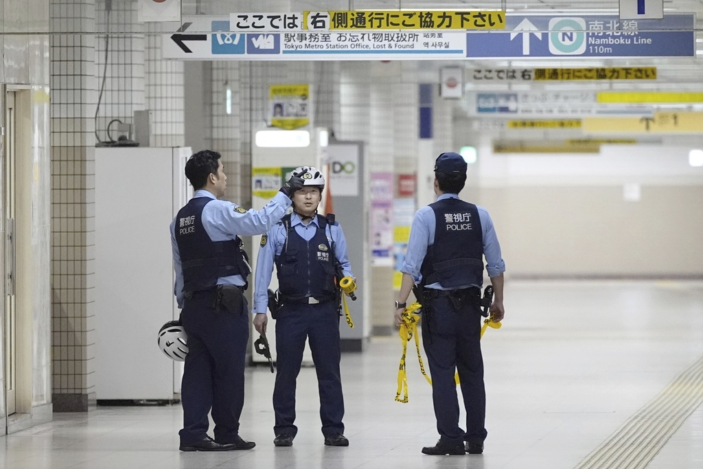 japan knife wielding man injures two passengers on tokyo subway arrested