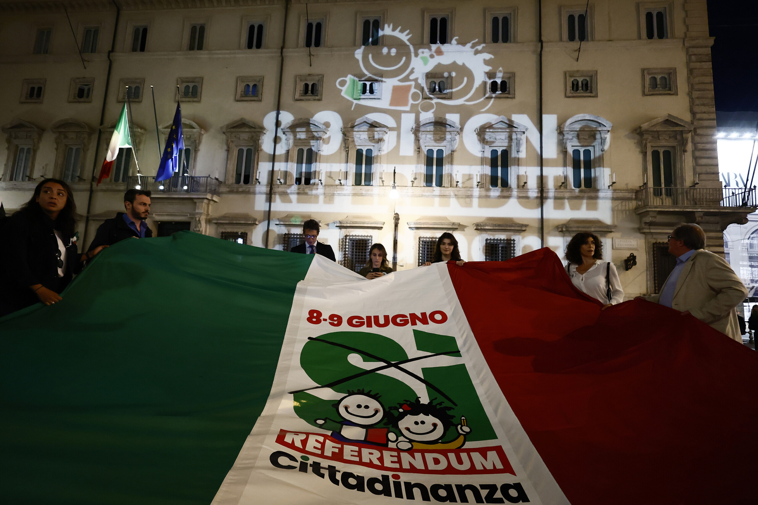 referendum europa flash mob invitation to vote projected onto palazzo chigi scaled