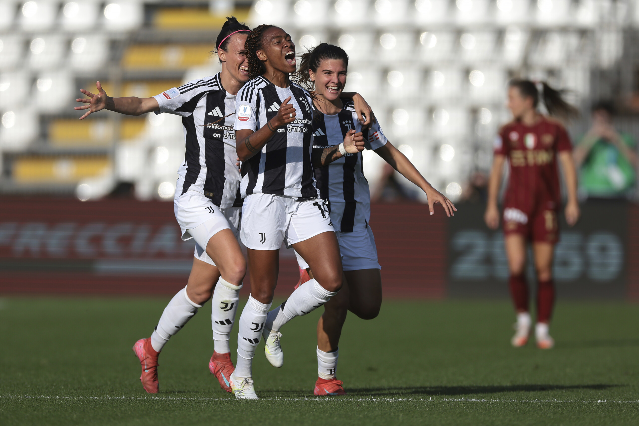 juventus wins the womens italian cup beating roma 4 0 scaled