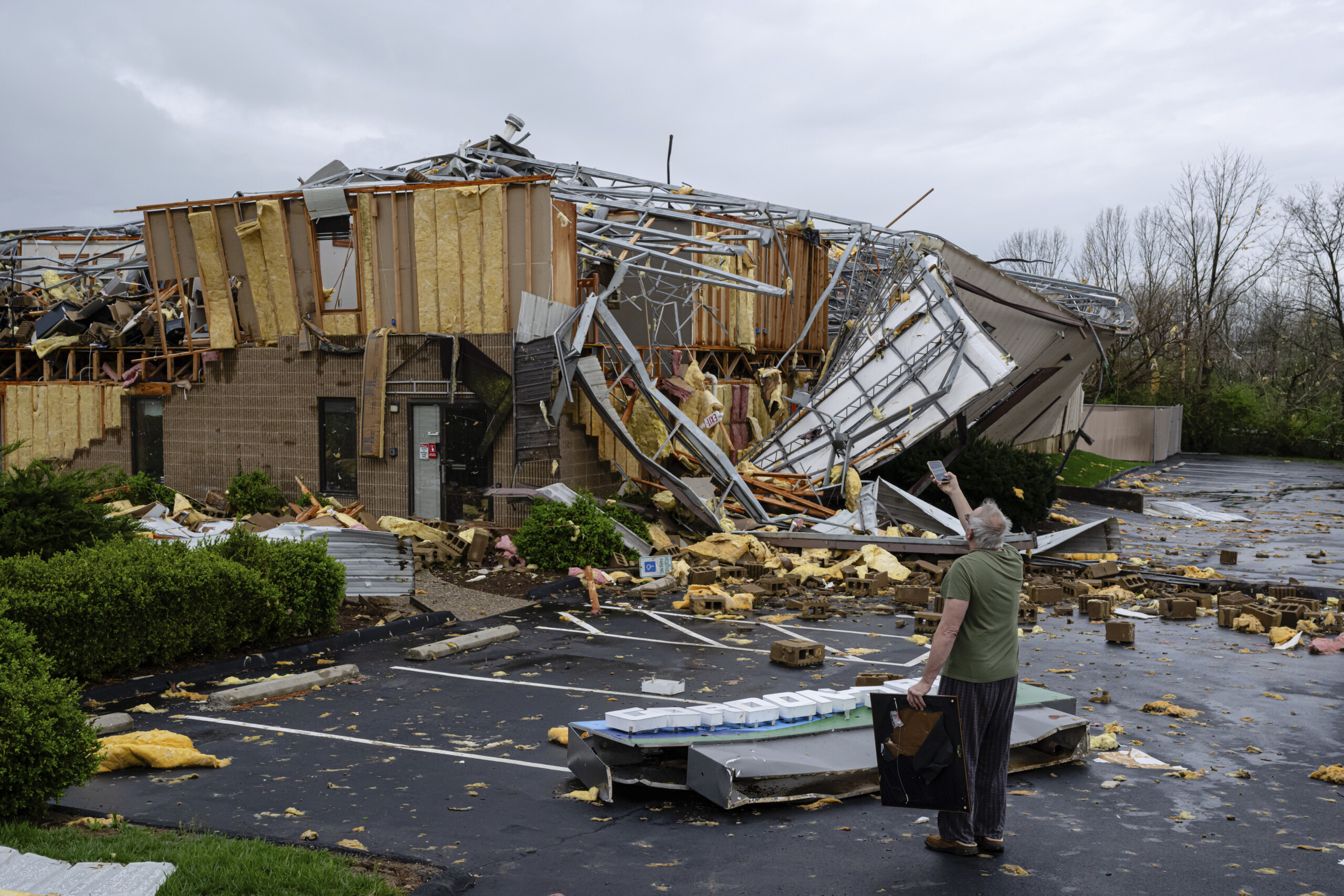 usa storms in the midwest 16 dead including nine from tornadoes in kentucky scaled