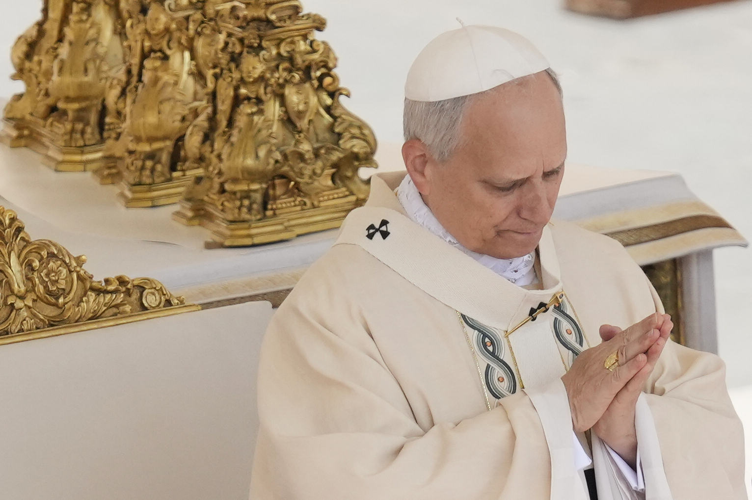 pope leo xiv receives the pallium and the ring of the fisherman