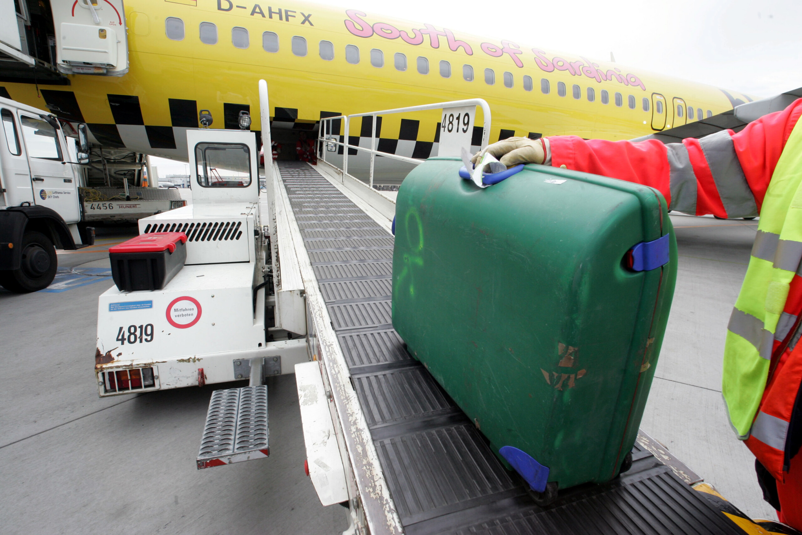 airlines eu consumers denounce 7 carriers over hand luggage surcharges scaled