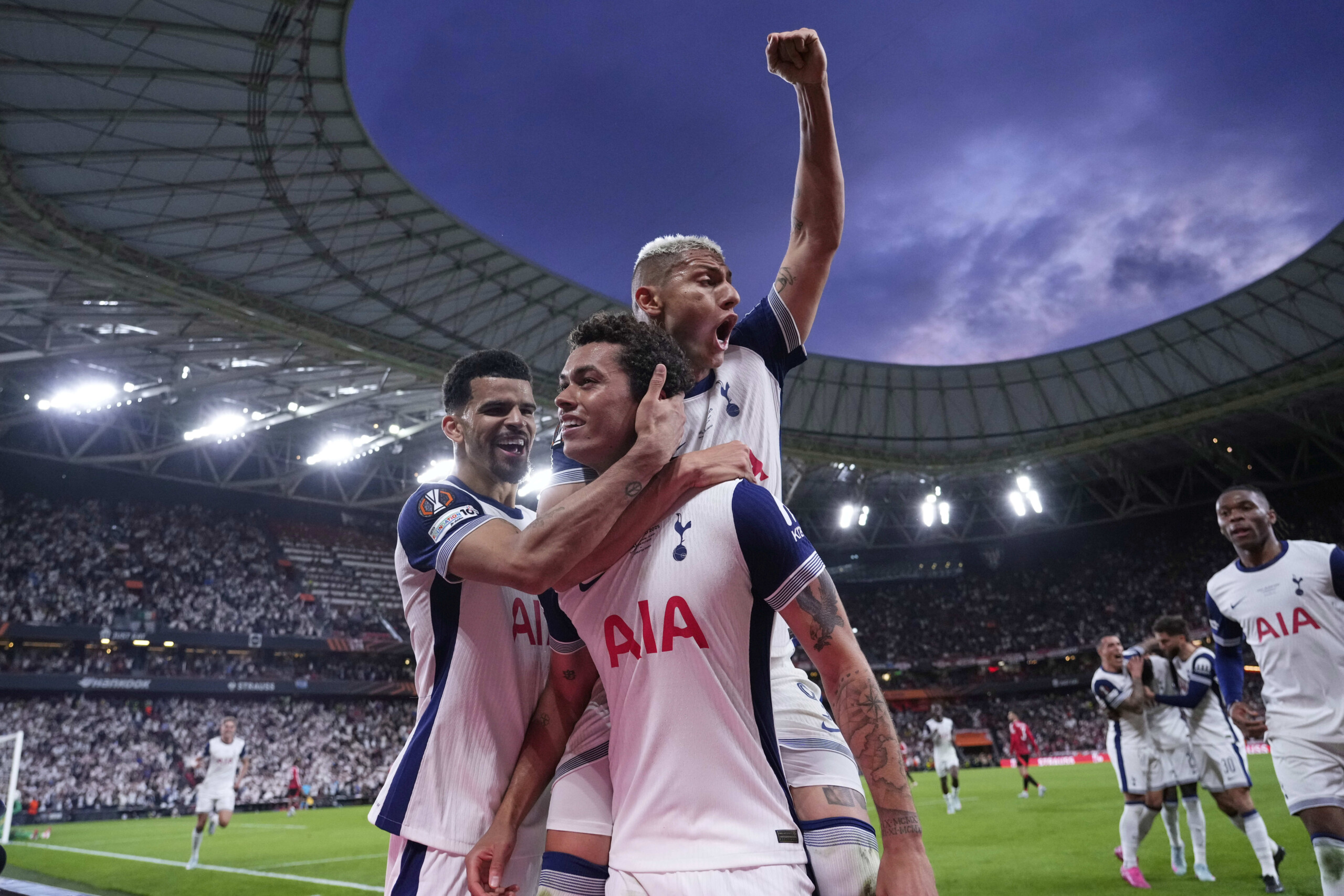 football tottenham beats manchester united 1 0 and wins the europa league scaled