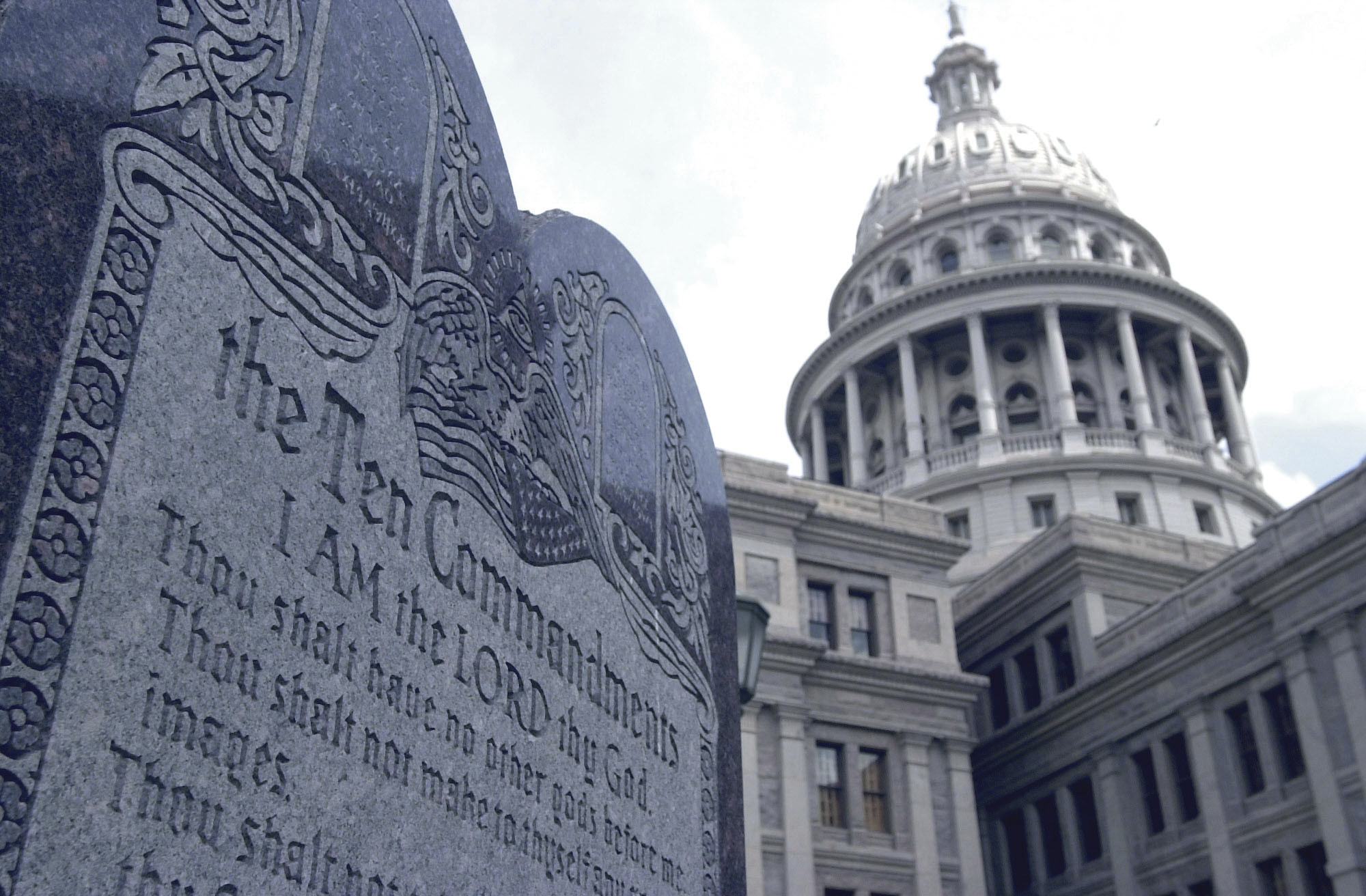 usa texas moves towards requiring ten commandments to be displayed in schools
