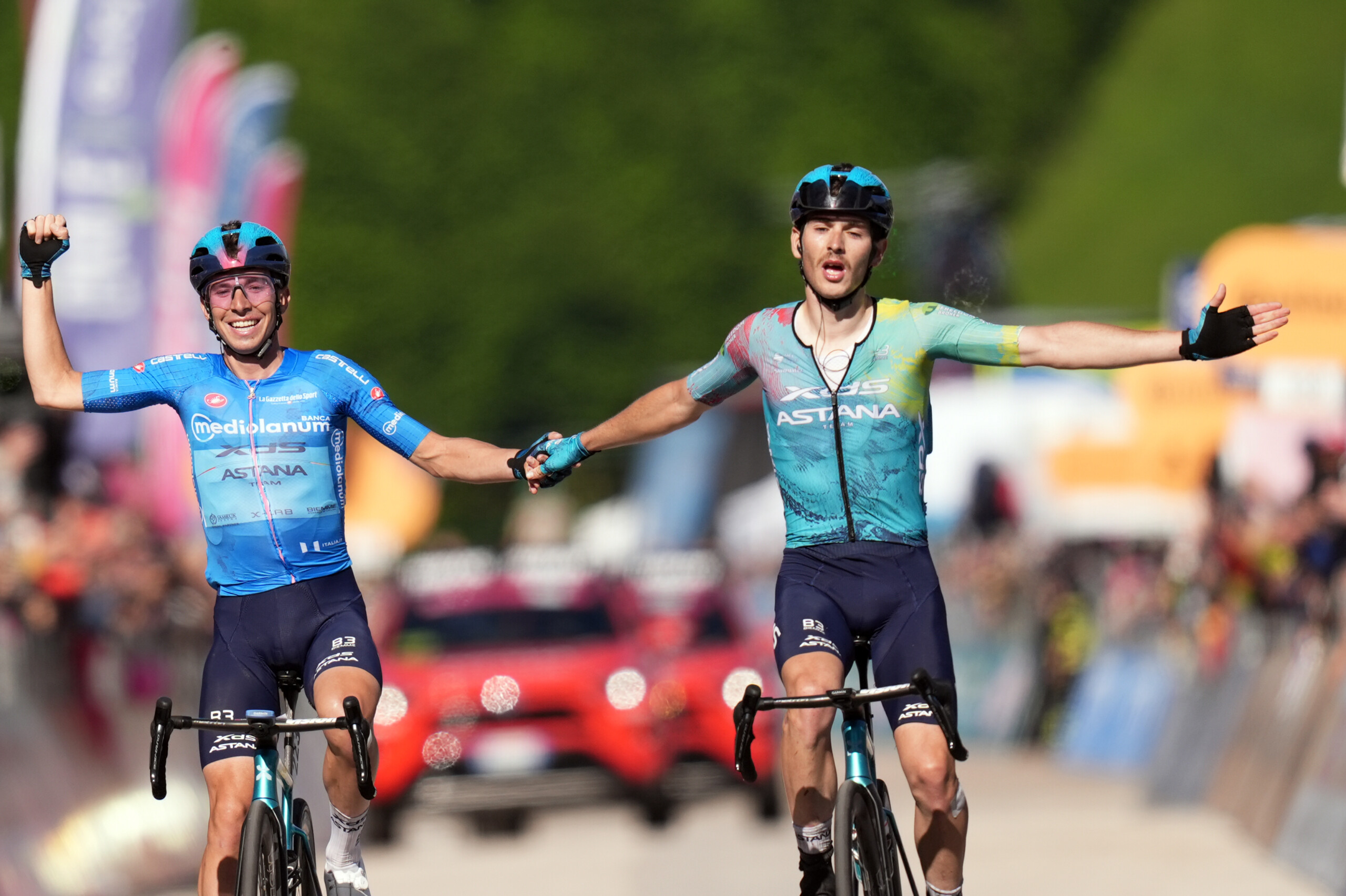 giro ditalia scaroni wins stage 16 its the first italian victory scaled