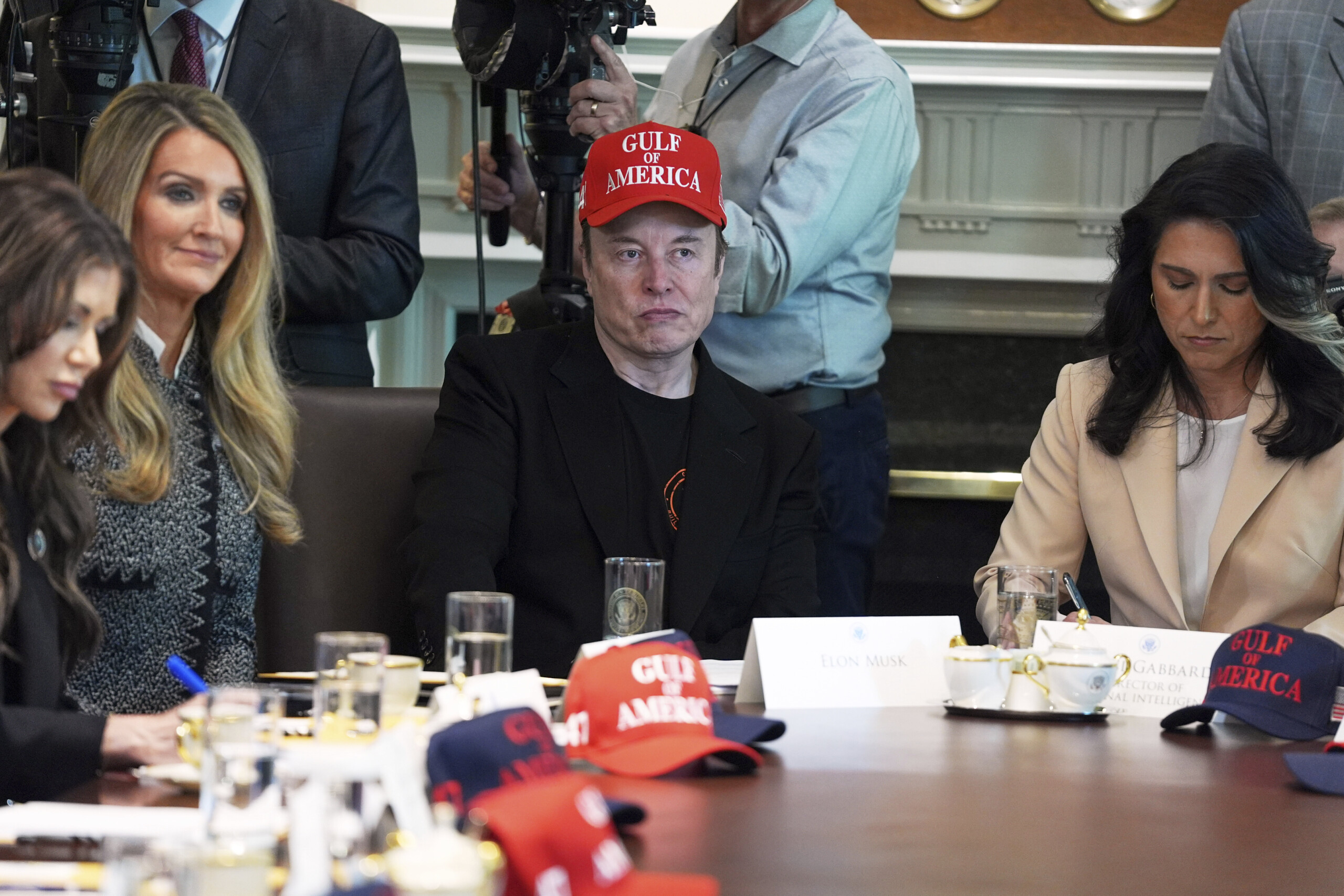 usa elon musk leaves his position to the doge thanks trump scaled