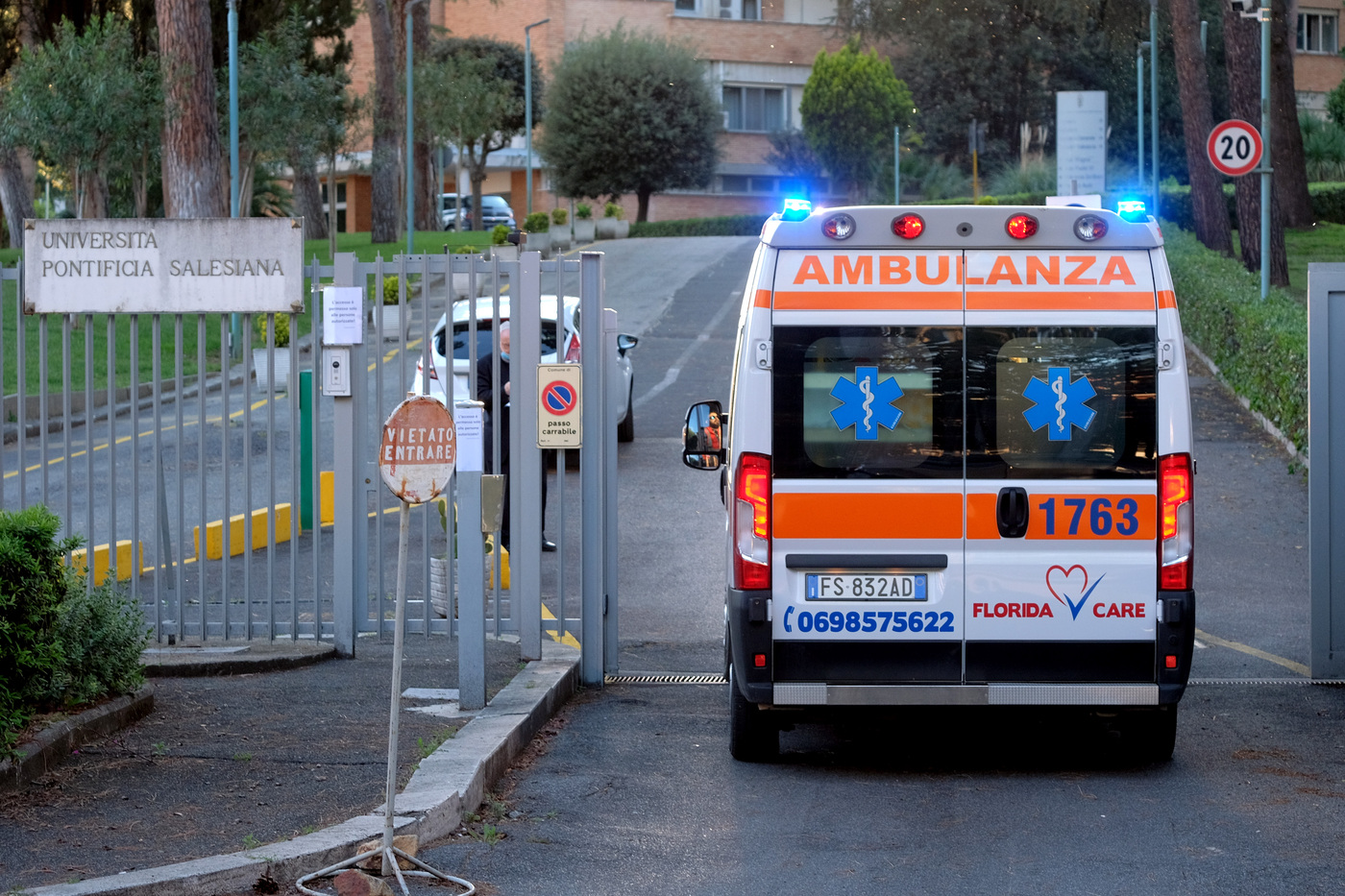 road accident car crashes into wall in catania 15 month old girl dies