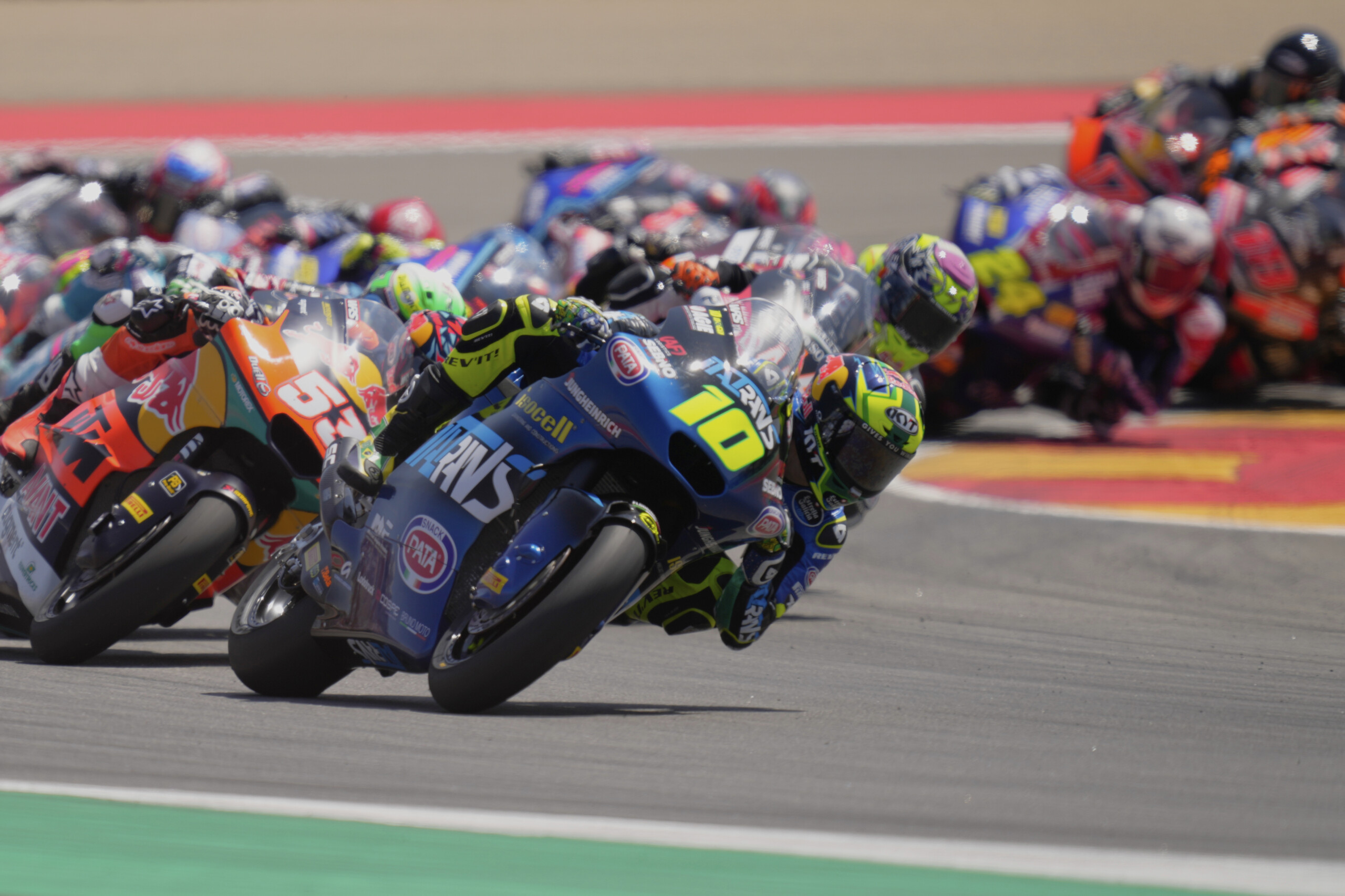motorcycle world championship aragon grand prix oncu wins in a sprint finish ahead of moreira in moto2 scaled