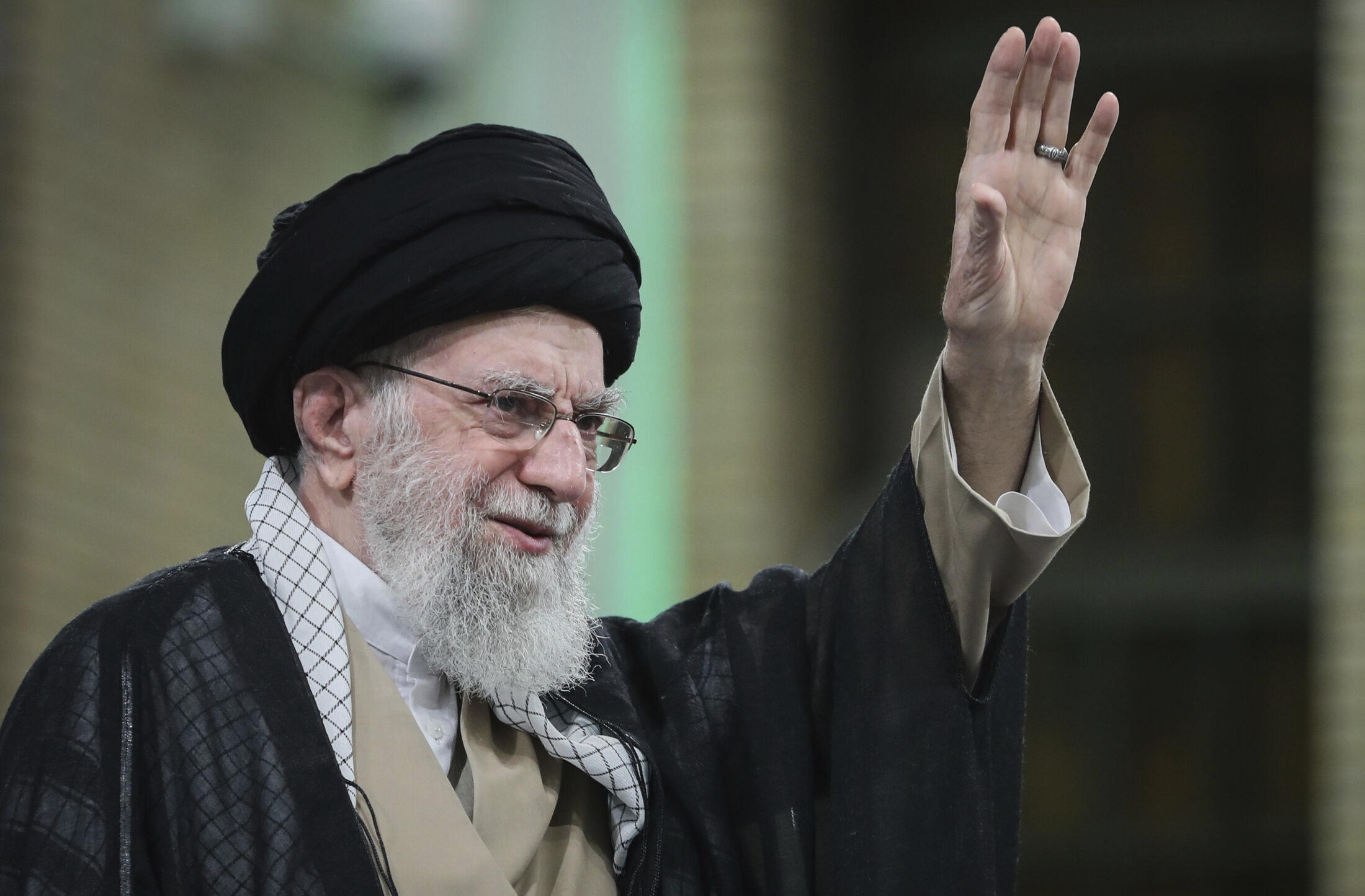 khamenei we will resist war we will not surrender