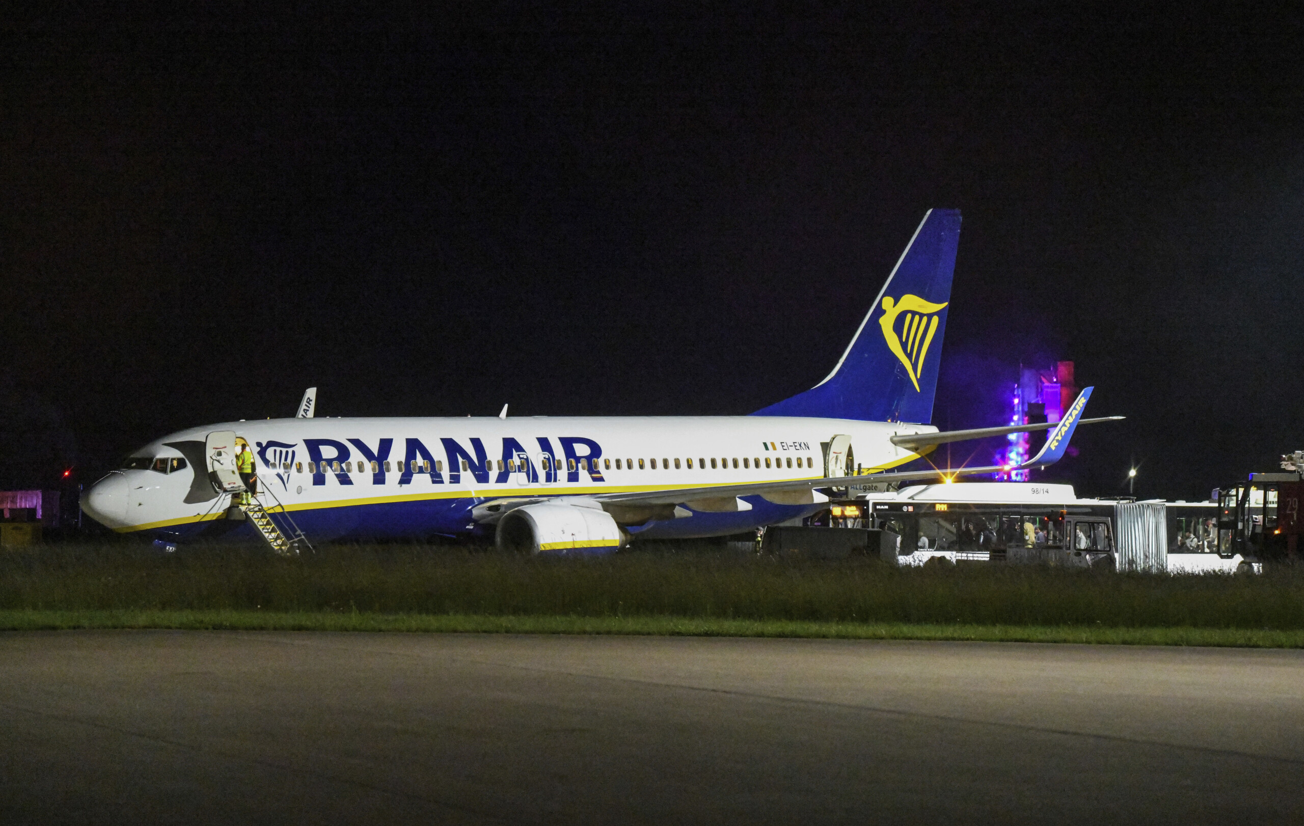 spain fire on ryanair plane at palma de mallorca airport 18 injured scaled