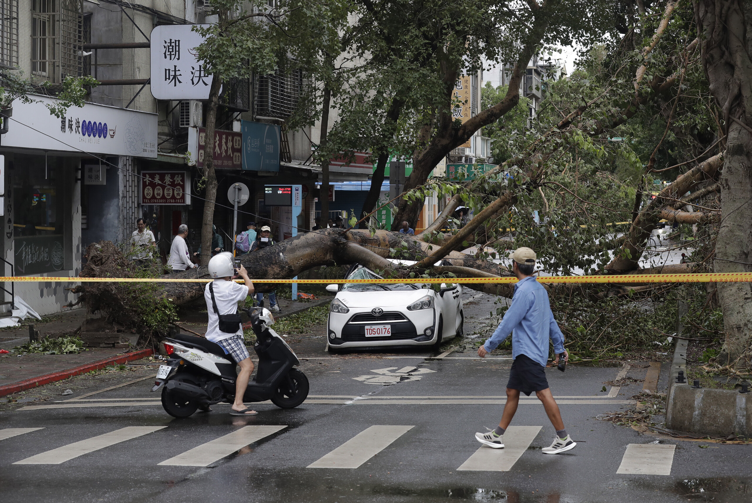 taiwan typhoon danas hits the island killing two and injuring over 300 scaled