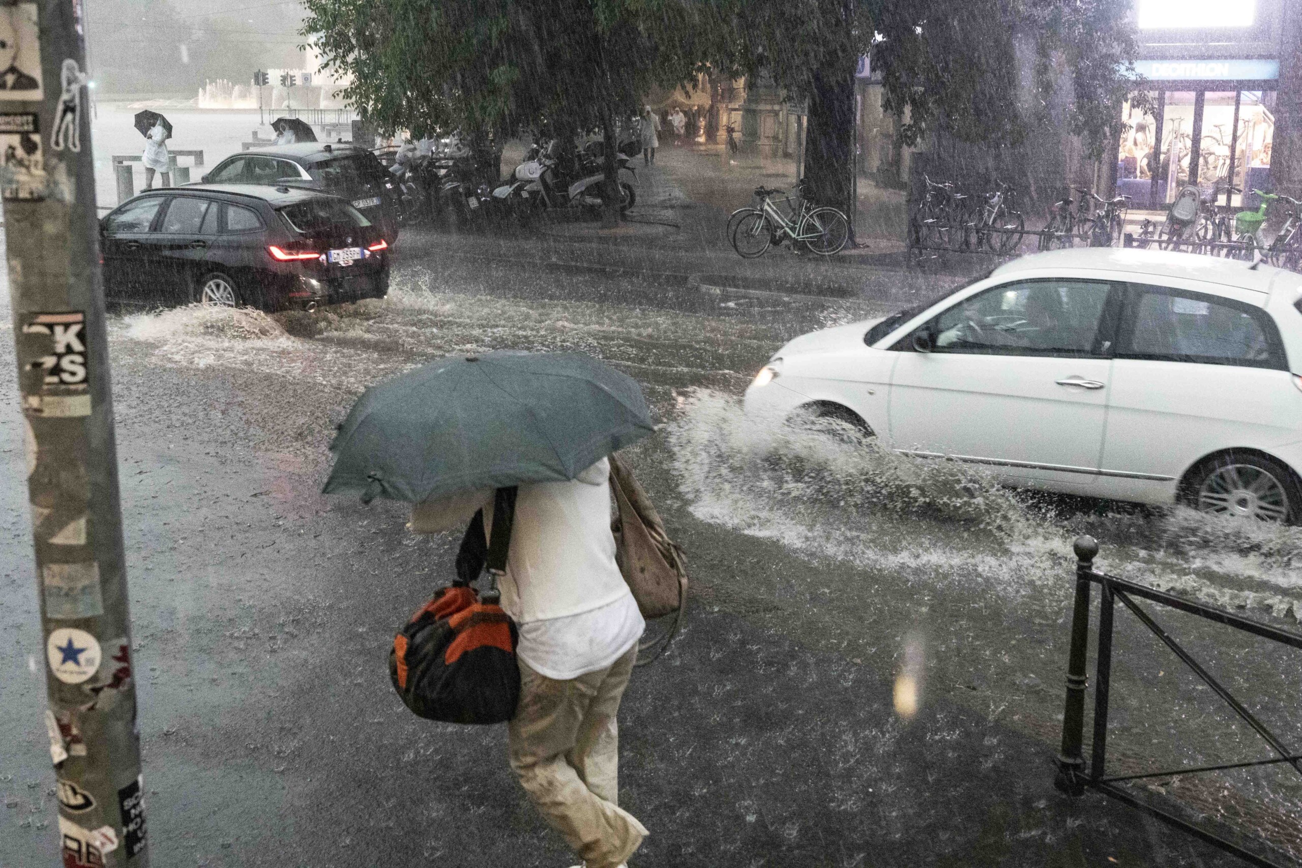 bad weather 40000 lightning strikes gusts of wind reaching 90 km h and over 150 mm of rain in lombardy scaled