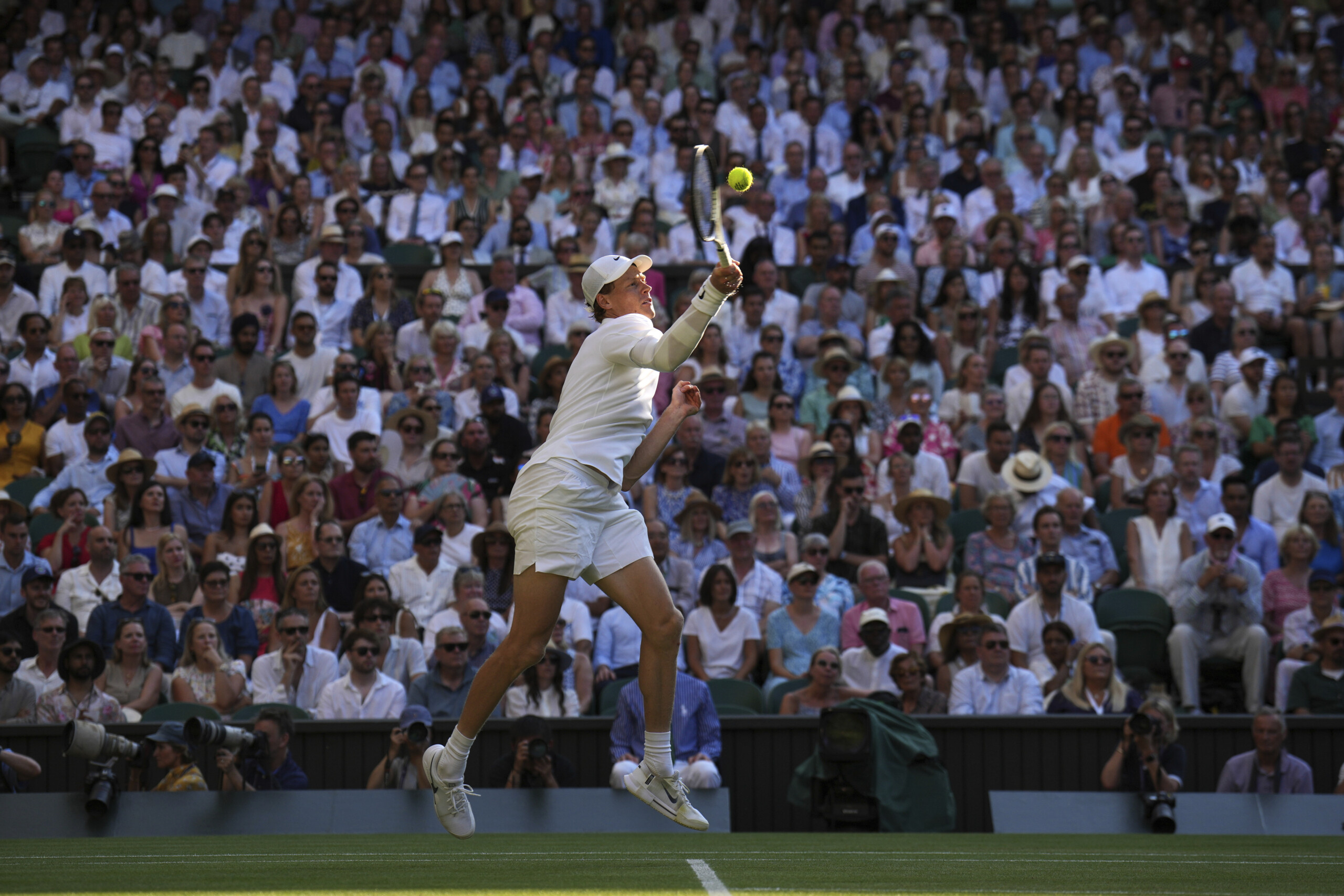 wimbledon sinner beats djokovic and flies into the final against alcaraz scaled