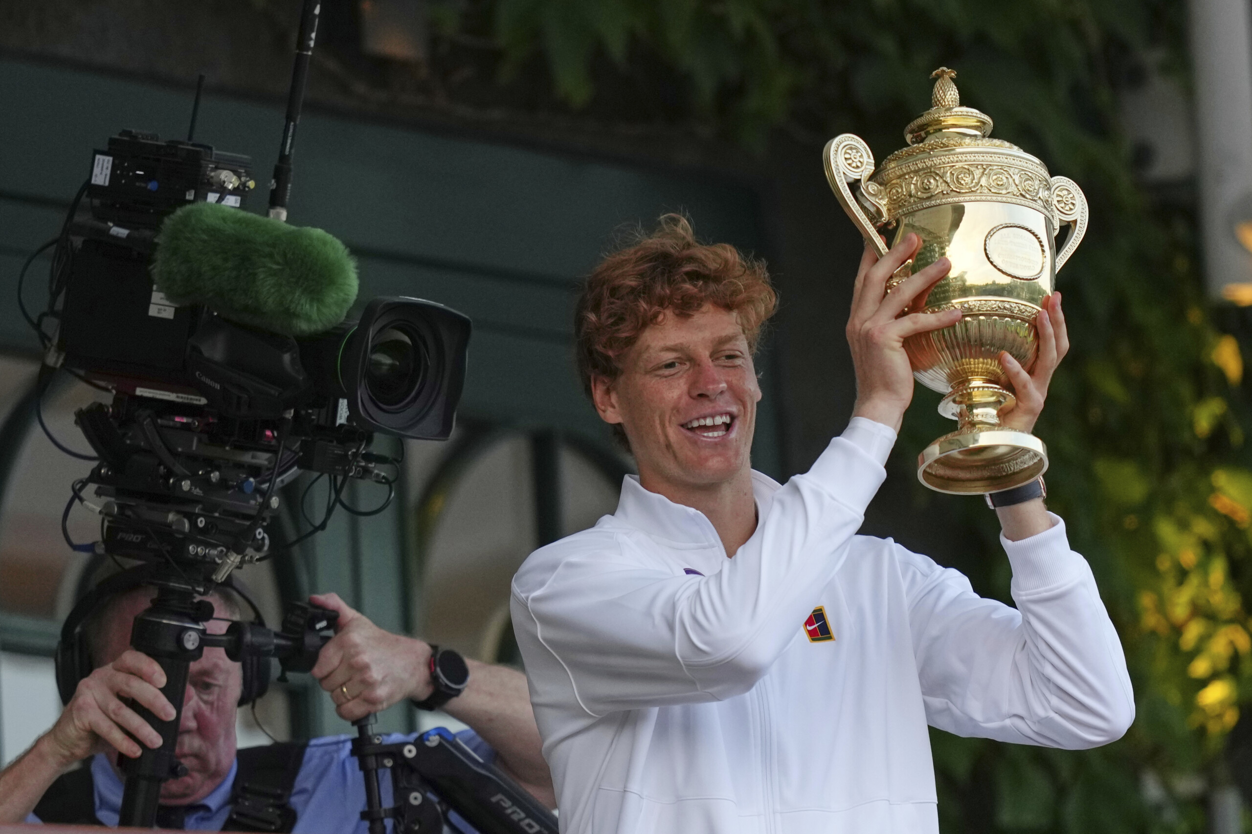 wimbledon sinner king who returns to roar the foreign press celebrates jannik scaled