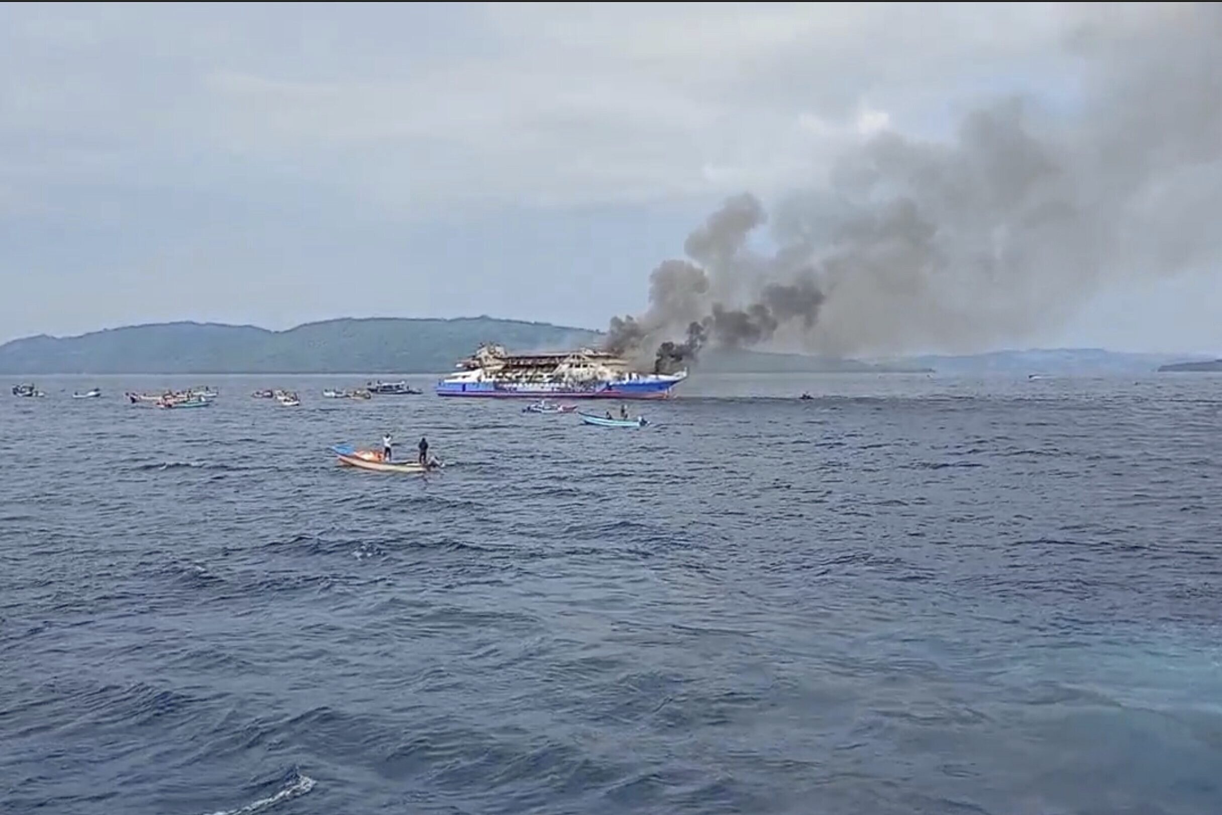 indonesia ferry fire three dead and over 560 rescued
