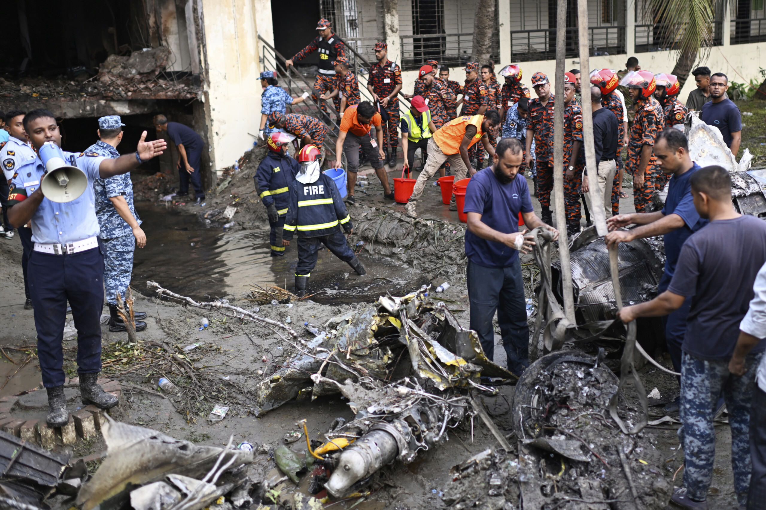 bangladesh death toll rises to 31 in jet crash on school 25 students scaled