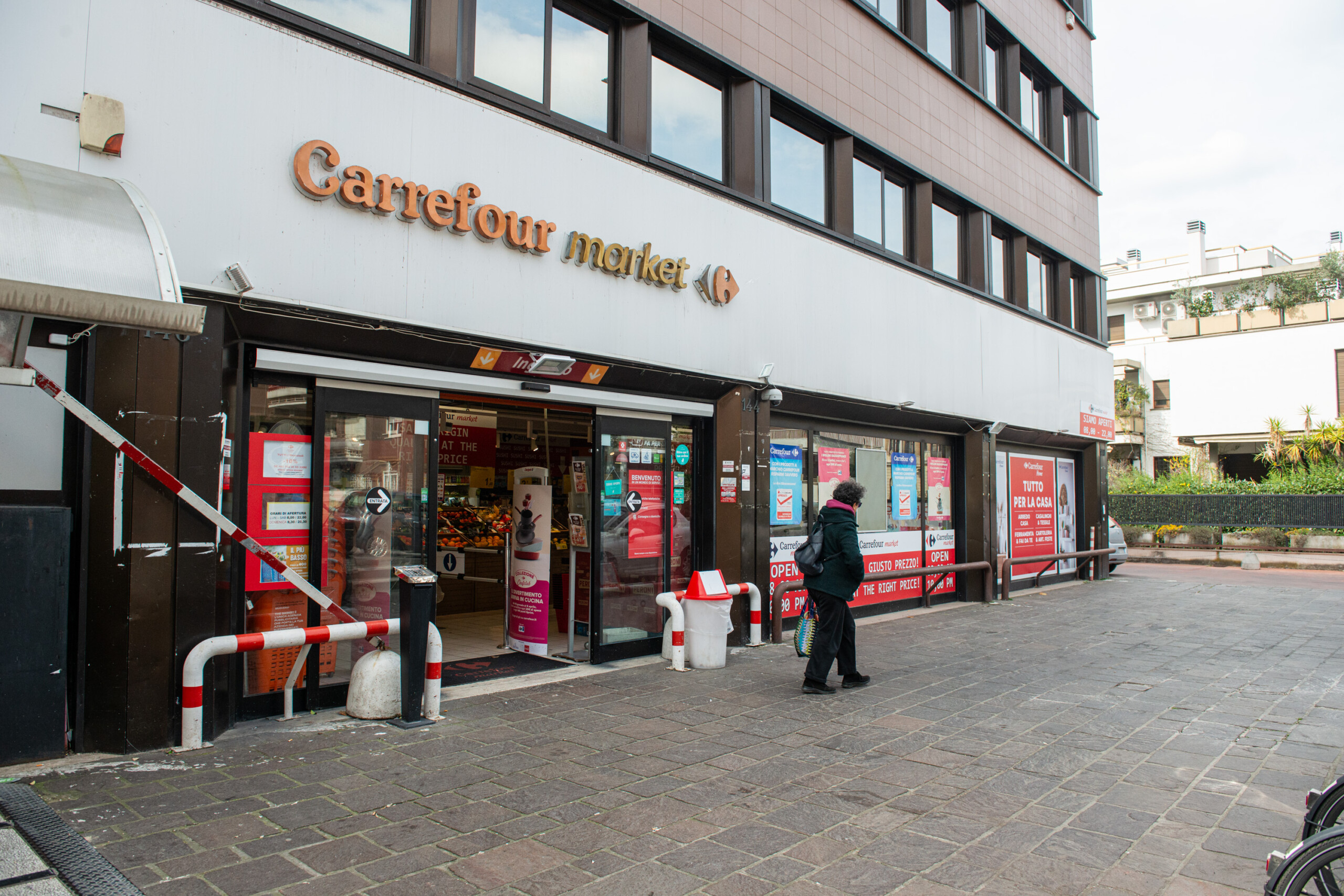 newprinces acquires 100 of carrefour italia for e1 billion scaled