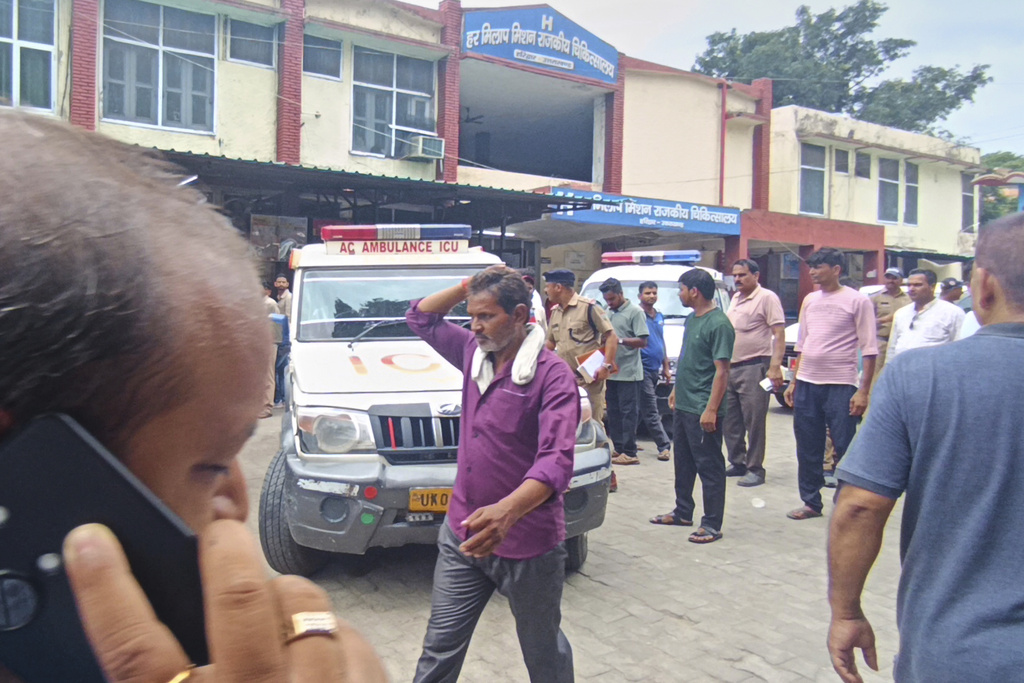 india stampede in hindu temple after power line falls at least 6 dead