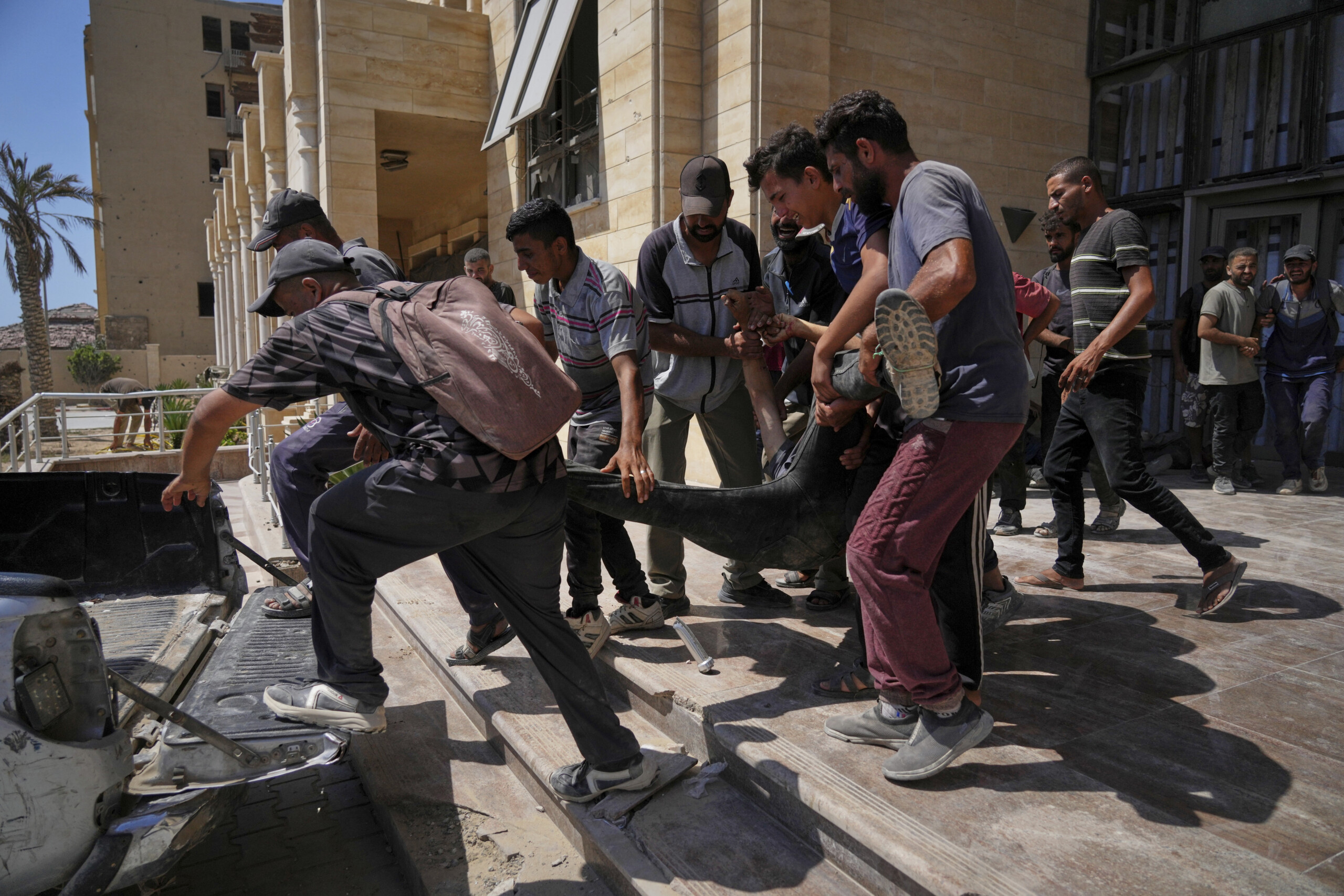 gaza 21 palestinians killed 12 were searching for food and aid scaled