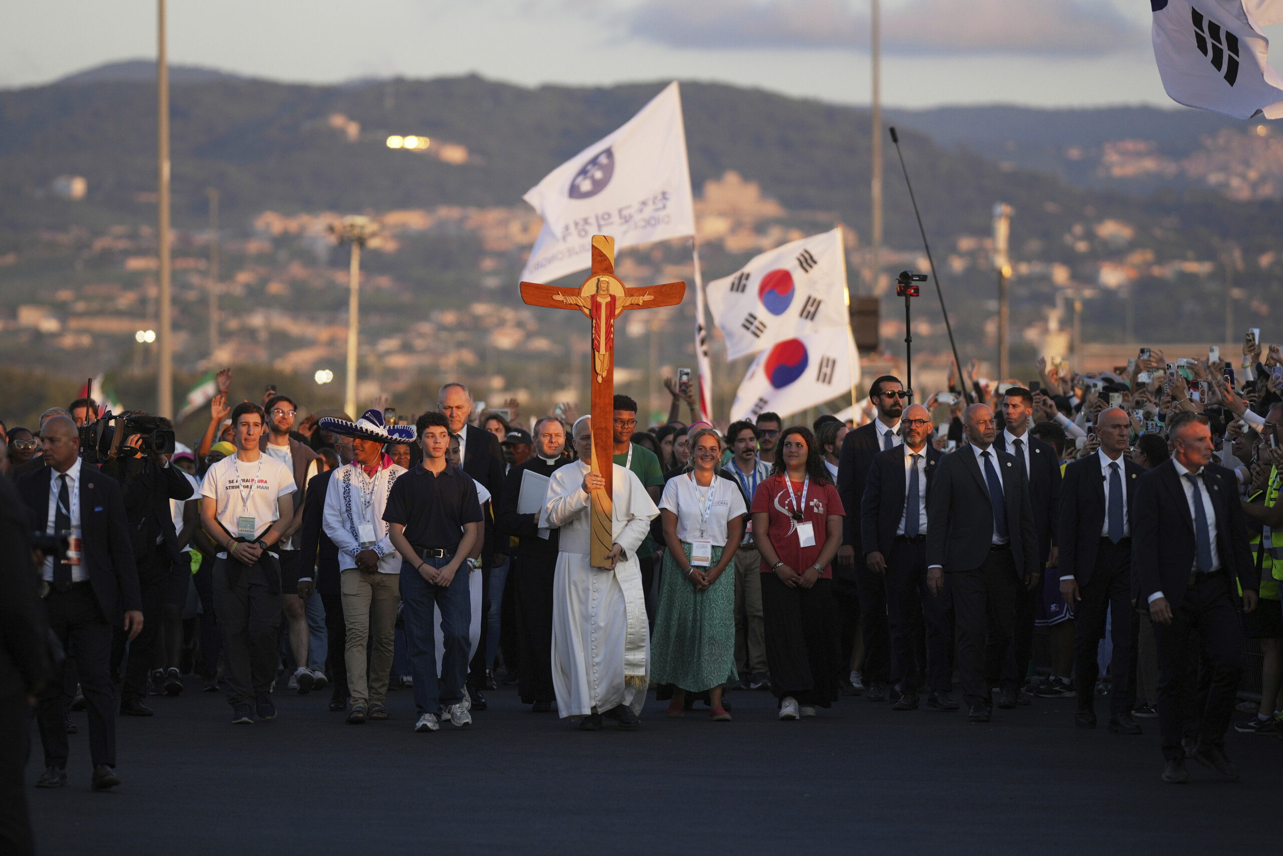 jubilee pope to young people the world needs witnesses of peace scaled