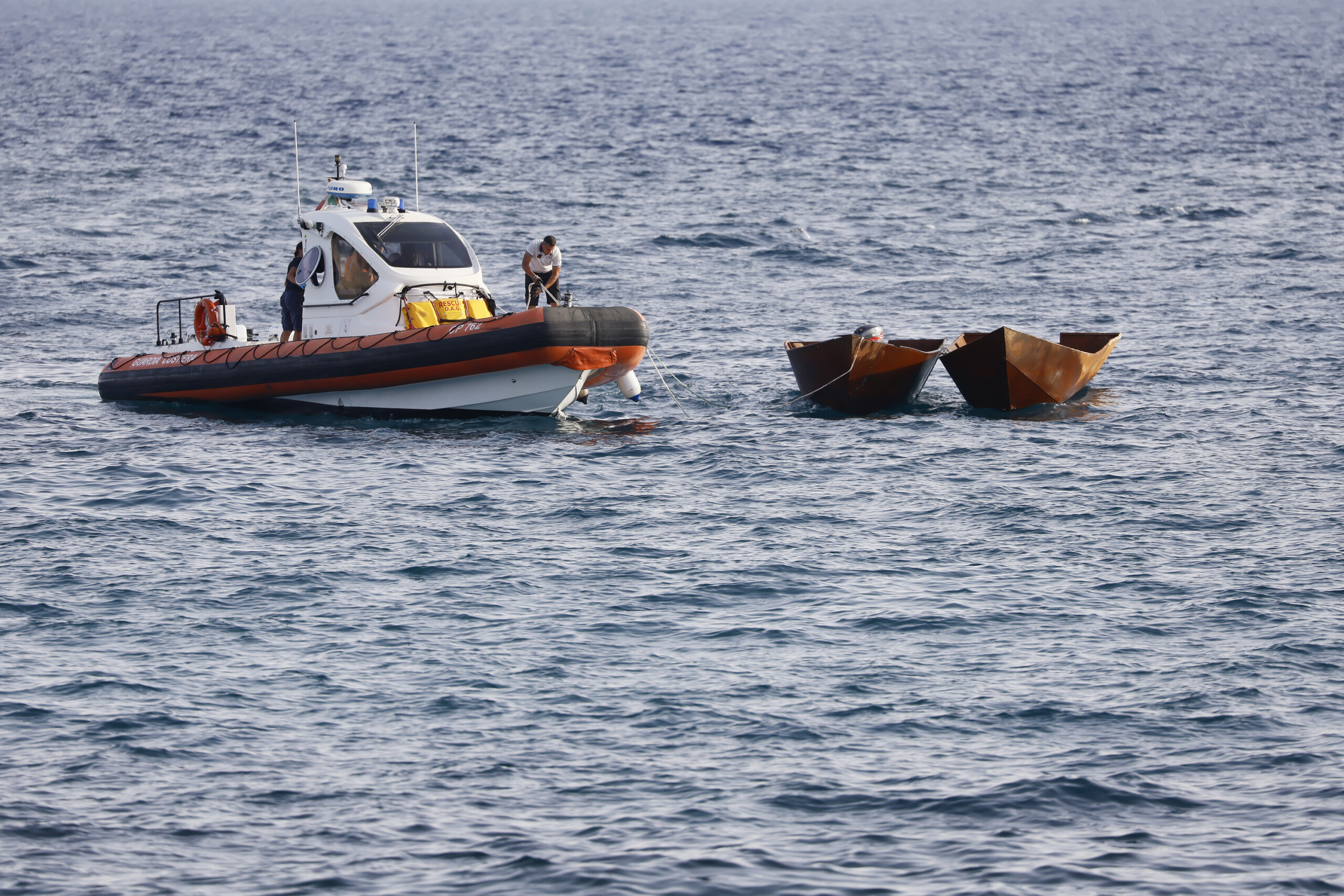 migrants un boat capsizes off yemen 68 dead scaled