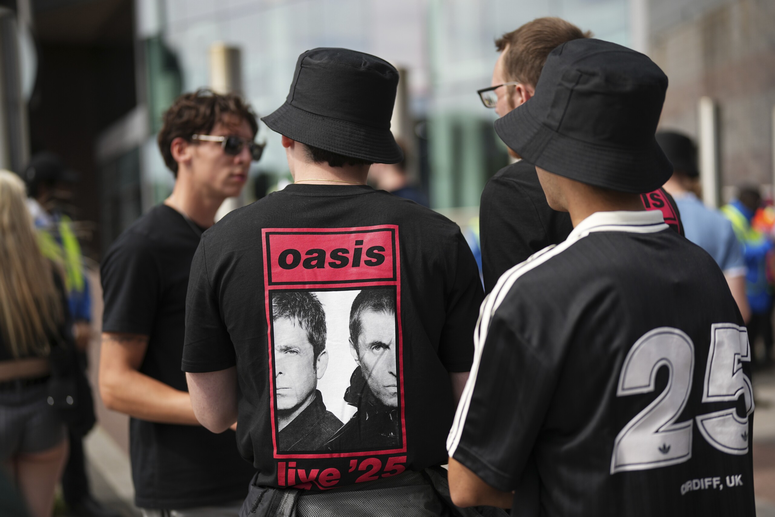 uk man falls and dies during oasis concert at wembley stadium scaled