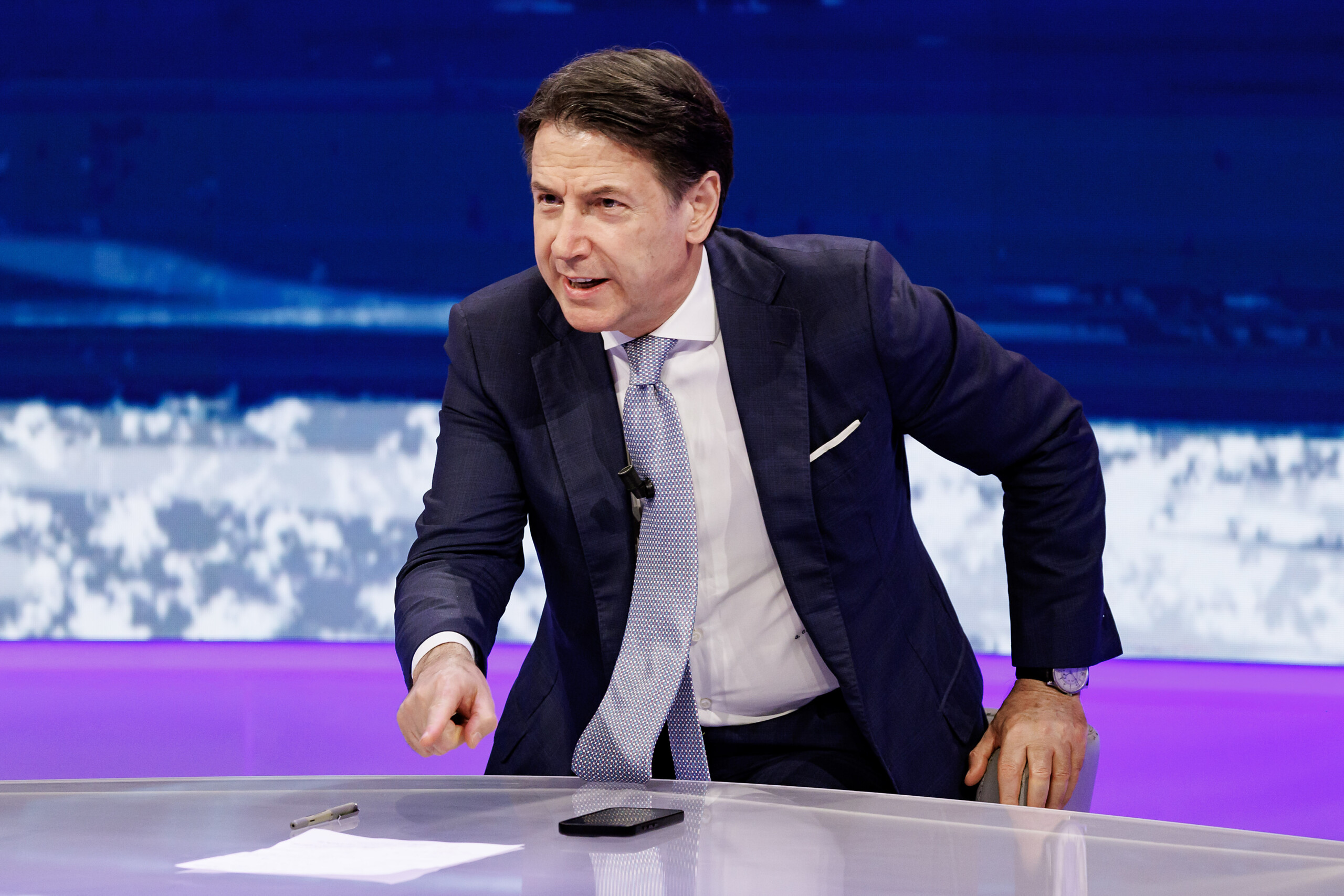 government conte bowing to powerful forces and italians increasingly in difficulty scaled