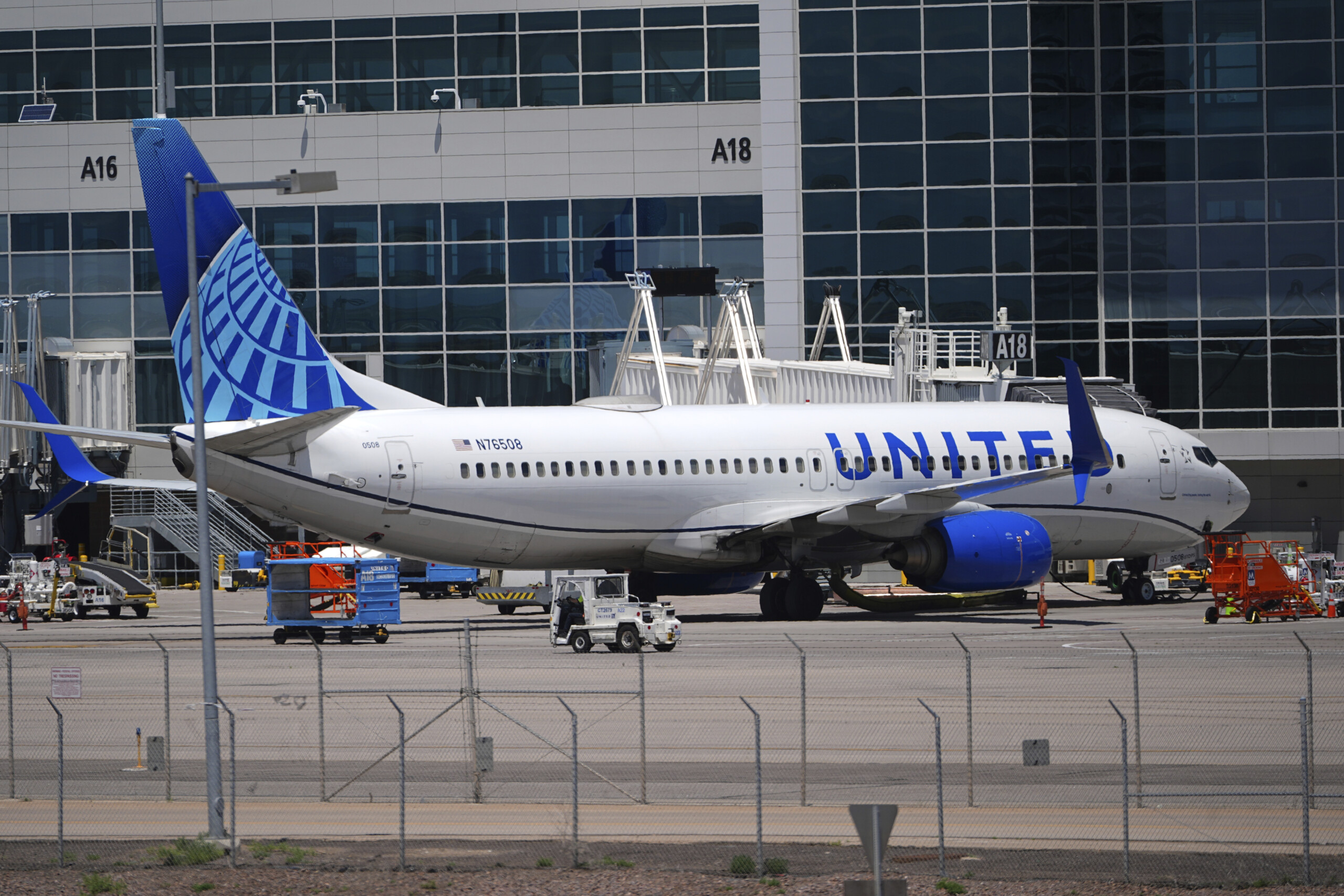 usa over a thousand united airlines flights delayed due to technical issue scaled
