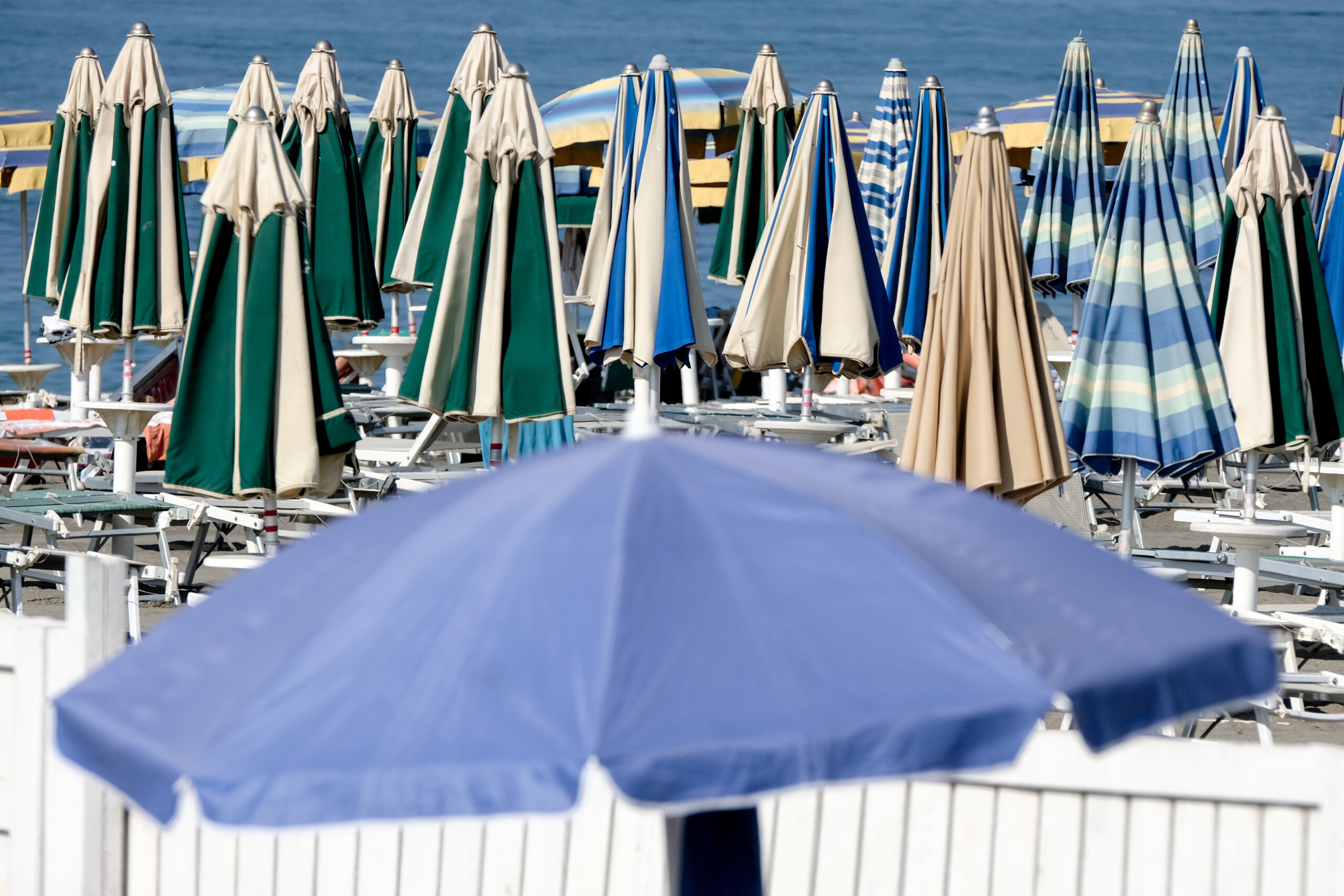 assobalneari low turnout at beach establishments due to economic crisis scaled