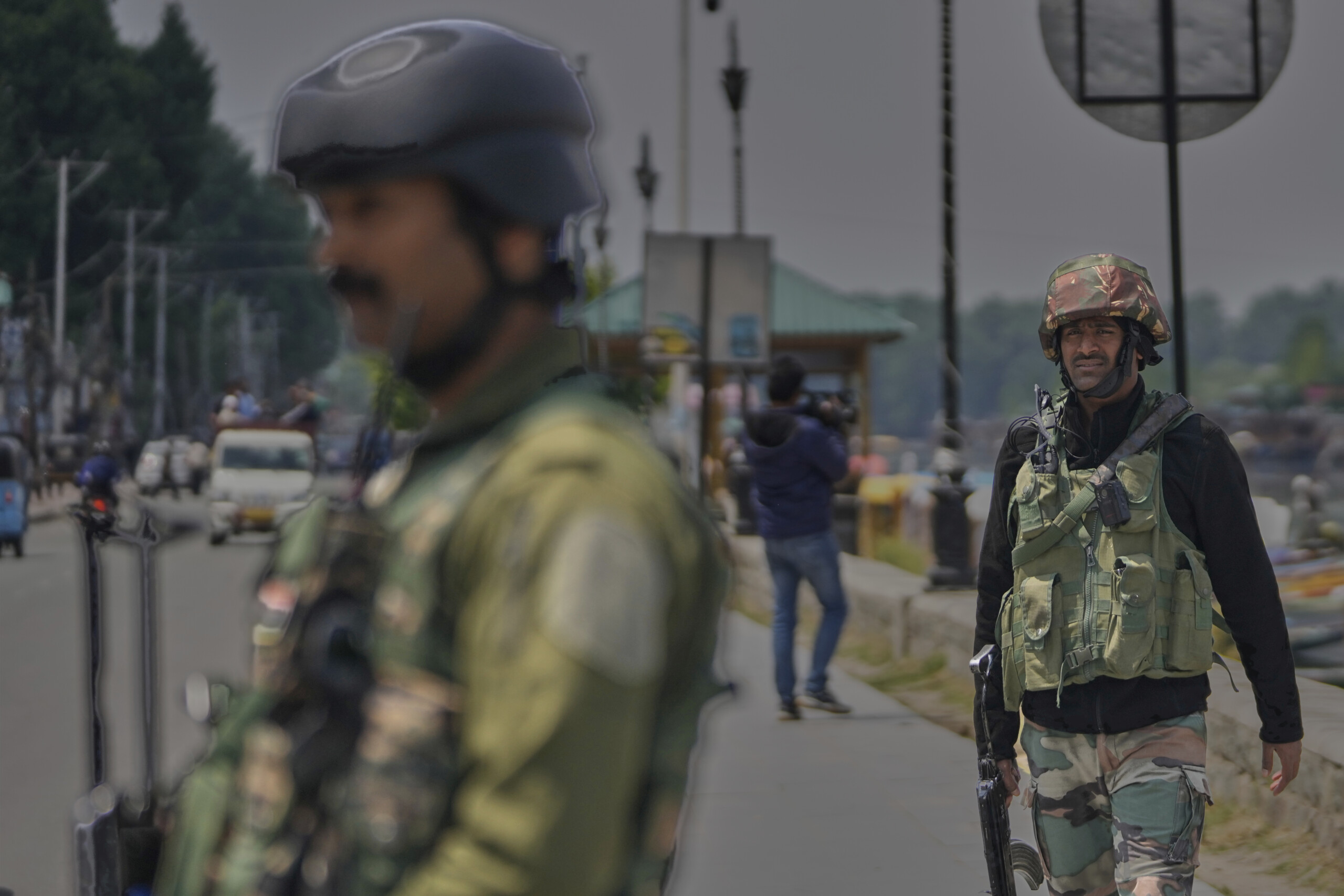 india prolonged firefight in kashmir 2 soldiers and 1 rebel killed scaled