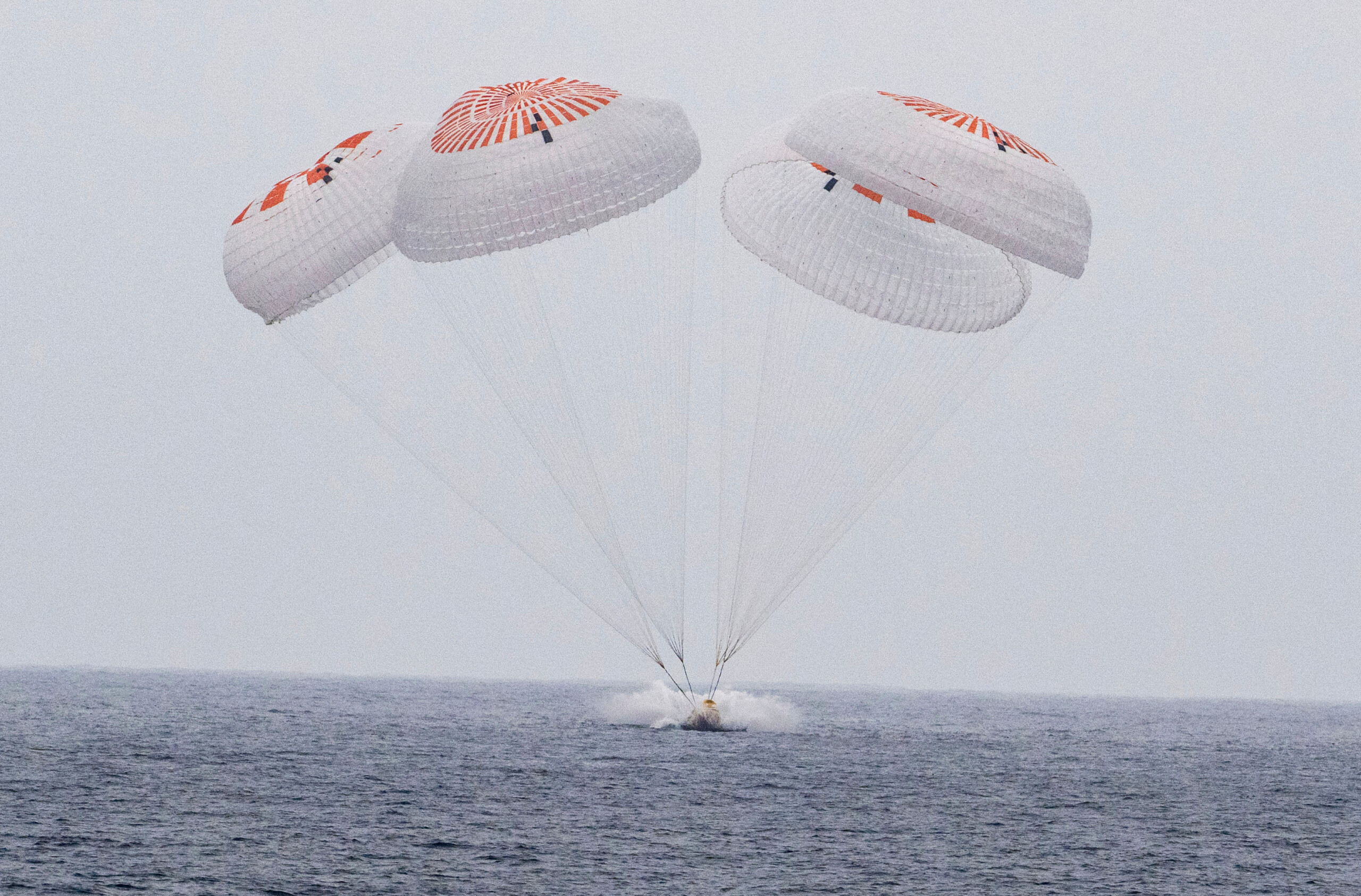 space spacex spacecraft splashes down in the pacific astronauts back on earth after five months scaled