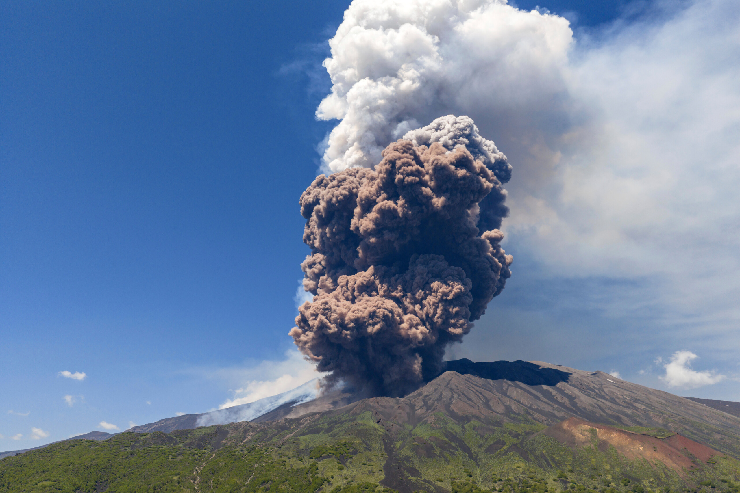etna new effusive vent opens lava flow at 3000 metres scaled