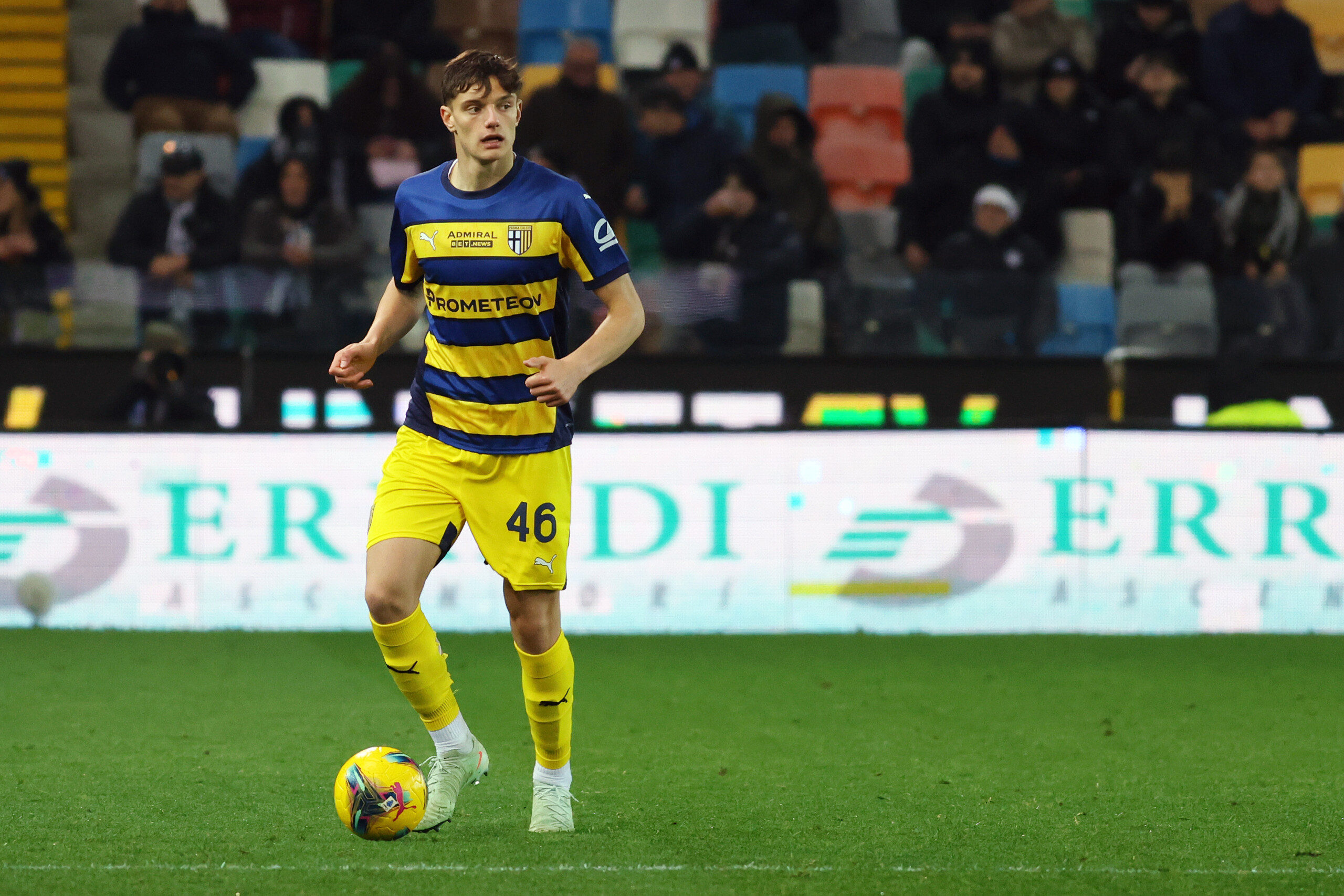 football leoni signs for liverpool scaled