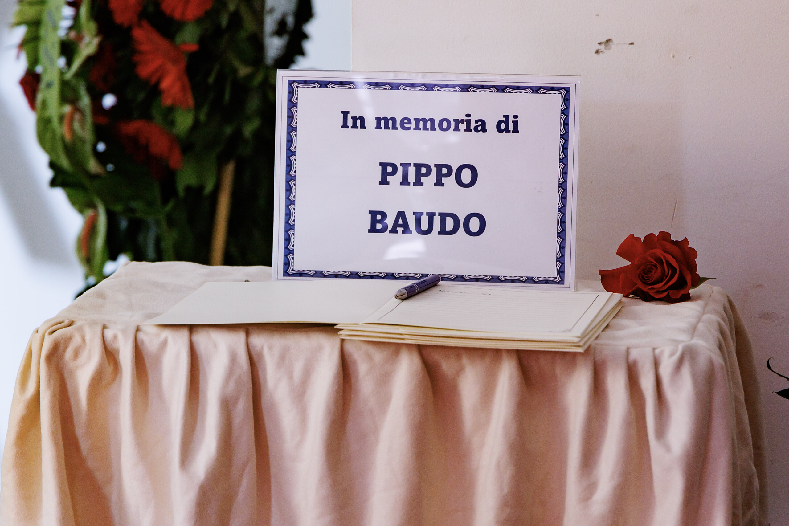 pippo baudo floral wreath from the president of the republic behind the coffin scaled