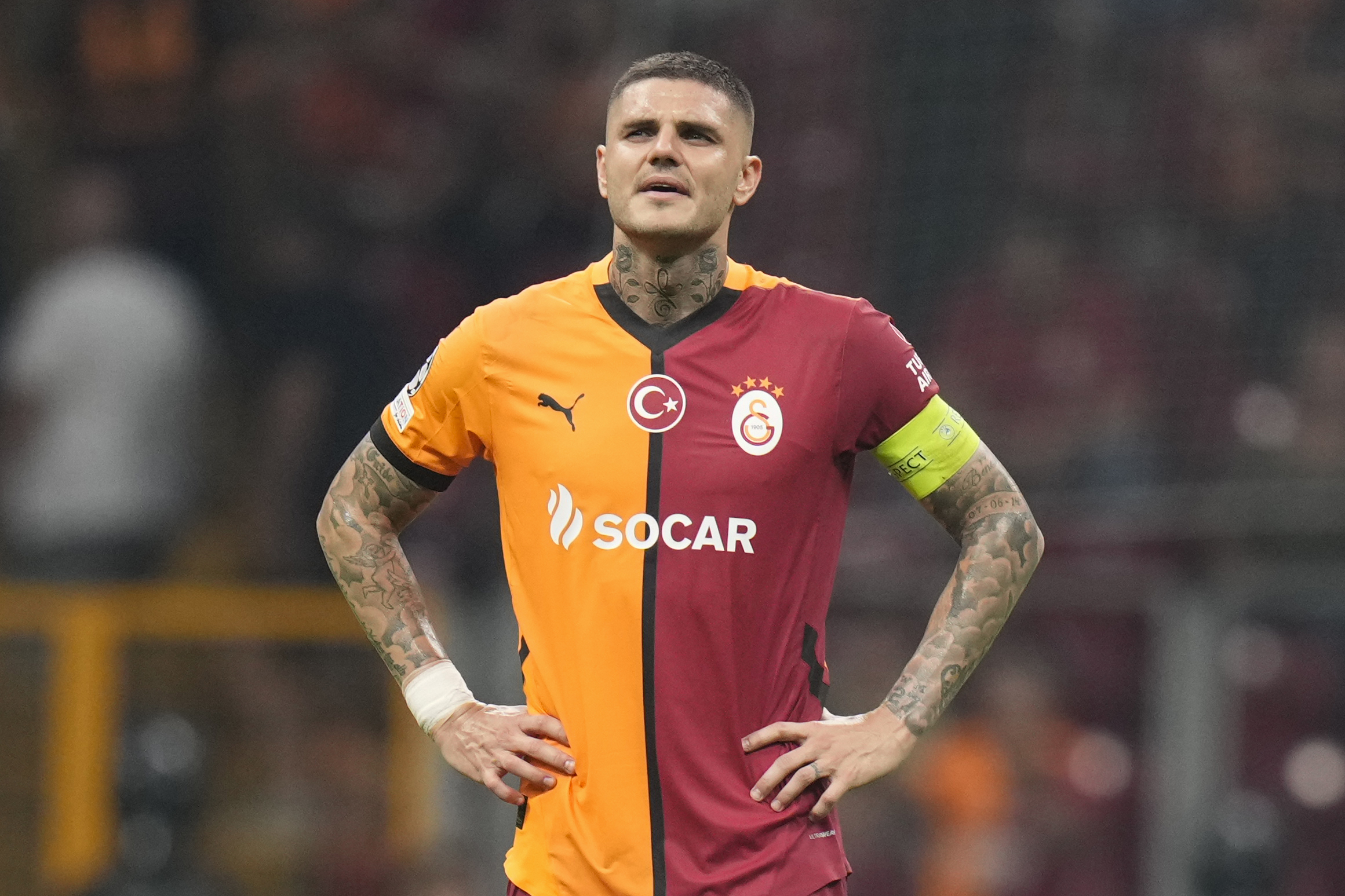 football overwhelmed by galatasaray fans icardi headbutts supporter