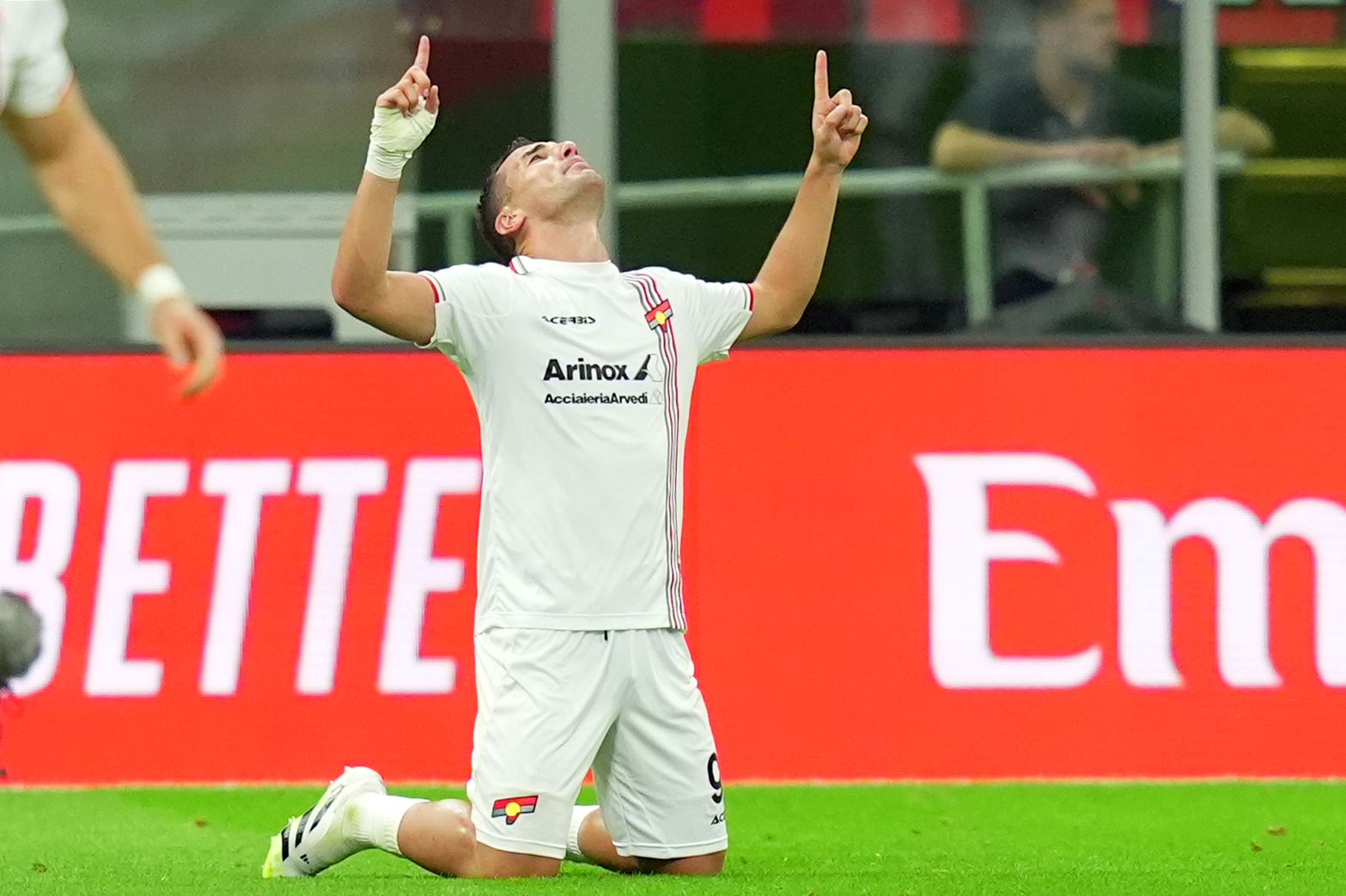 cremonese wins at san siro 2 1 against milan roma beats bologna