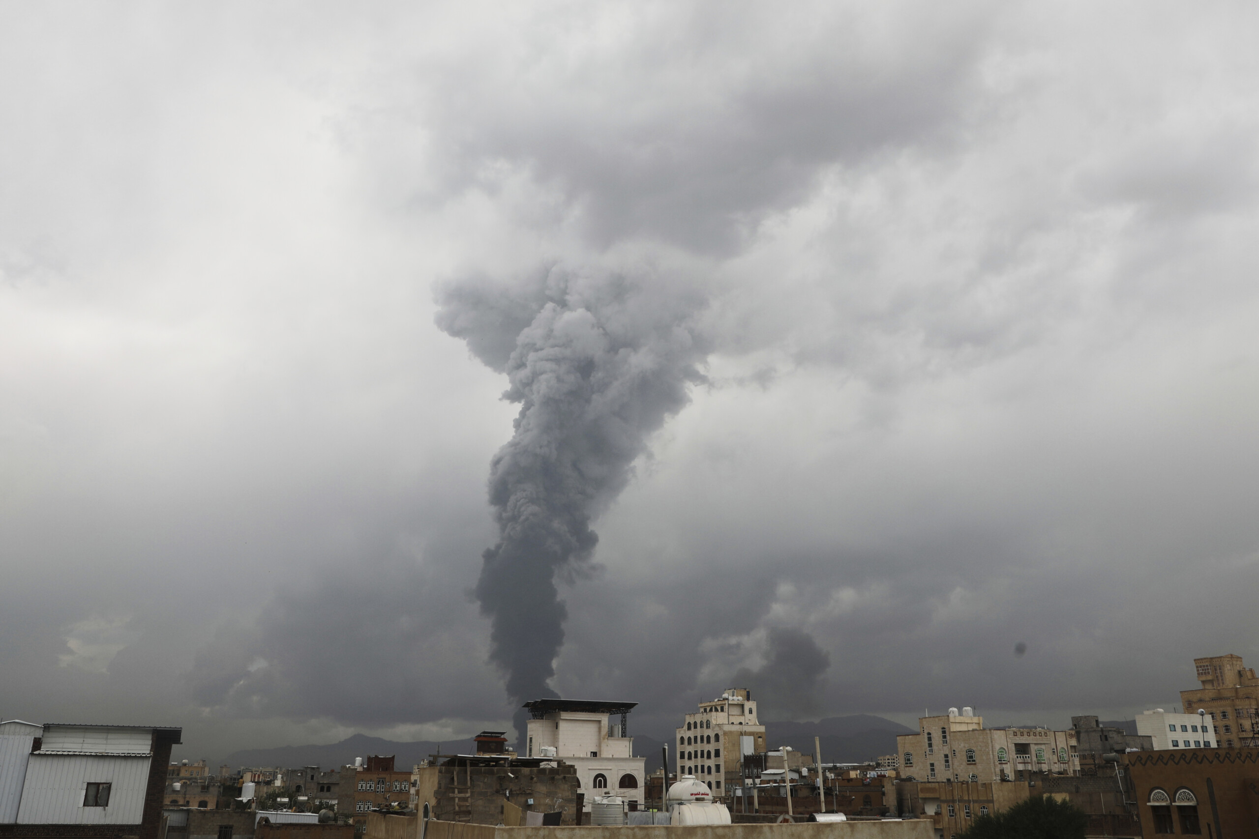 houthi raid on wfp and unicef offices in sanaa at least one staff member arrested scaled