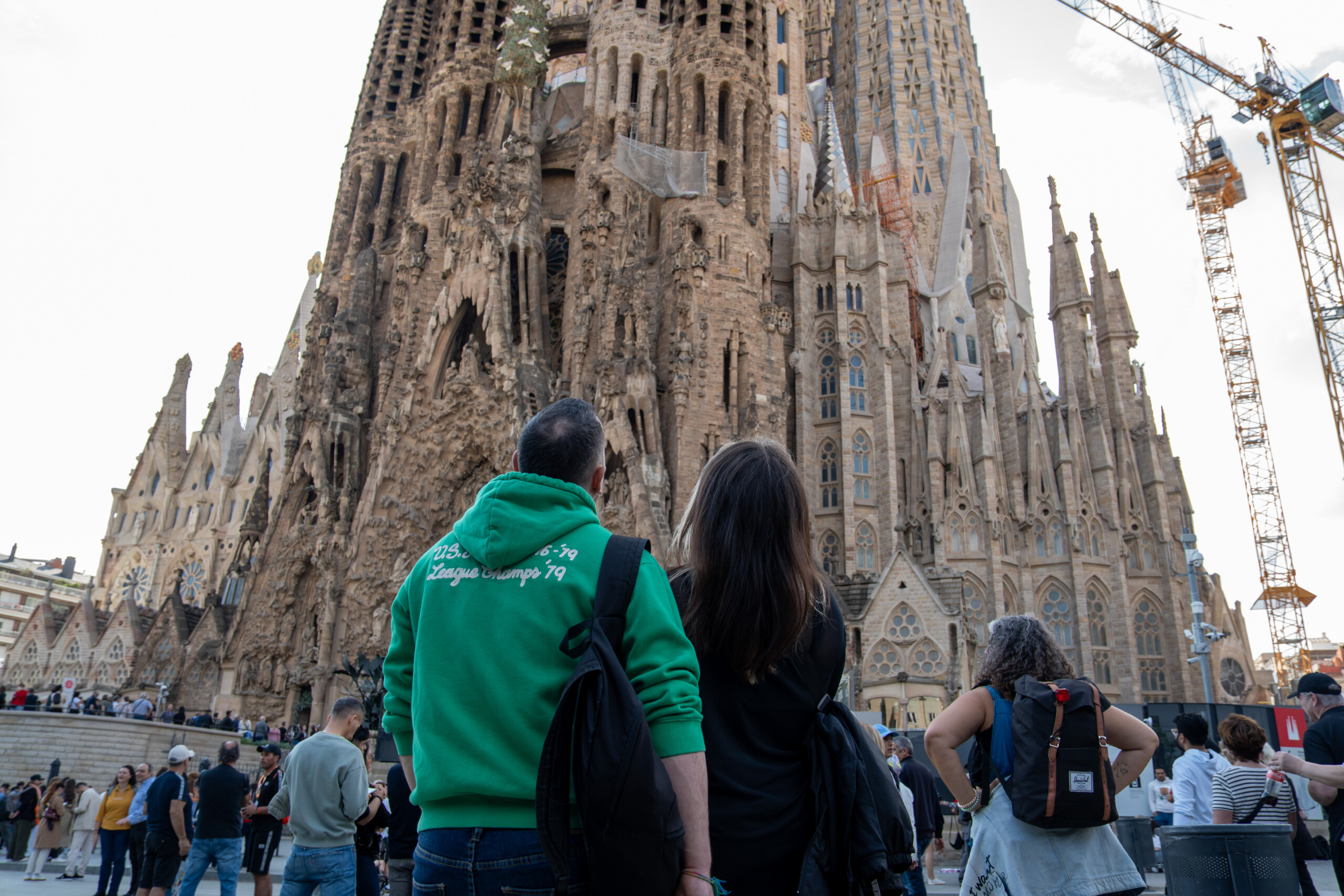spain coloured powder thrown at sagrada familia facade two climate activists arrested scaled