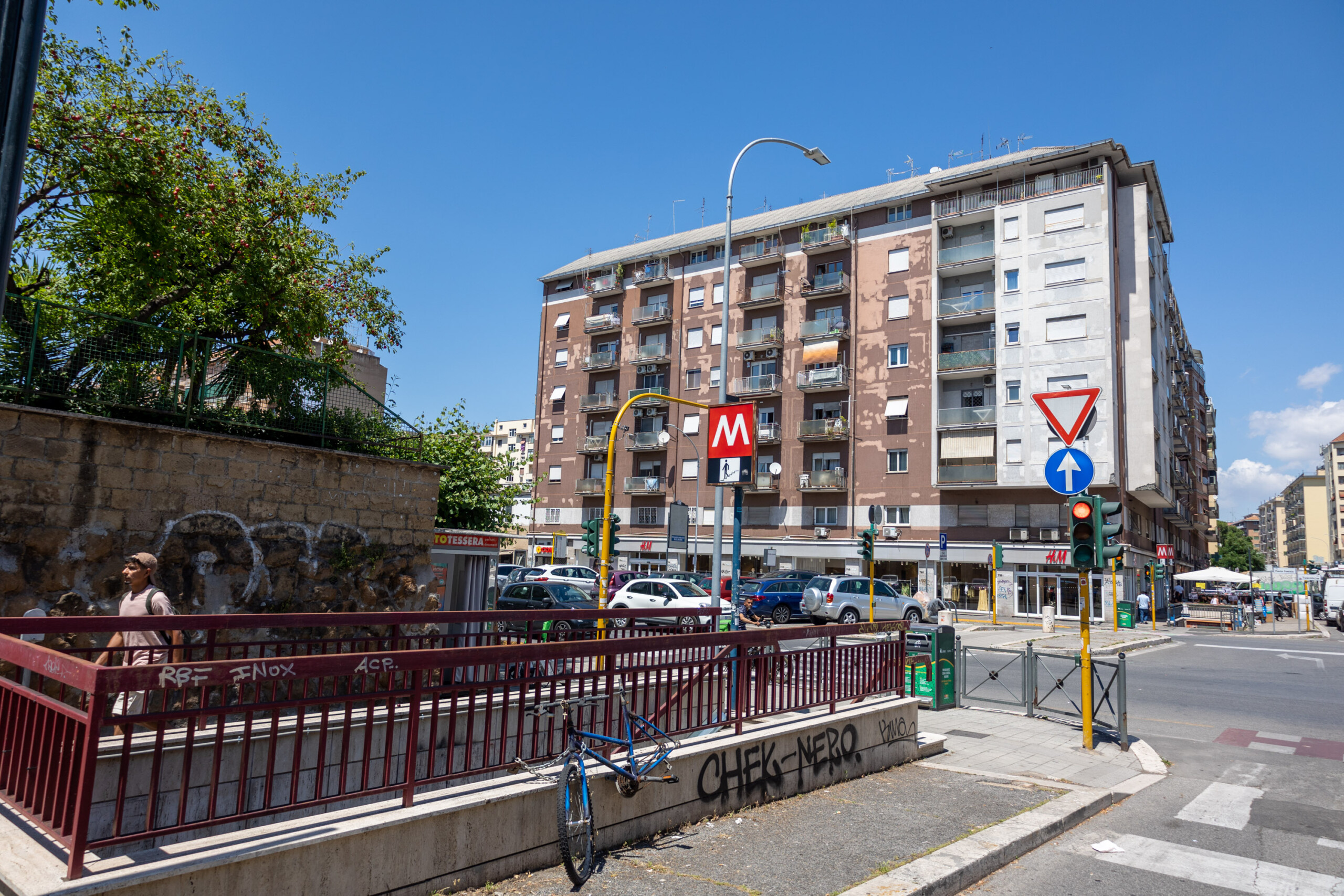 rome man dies under metro b carriage police investigate scaled
