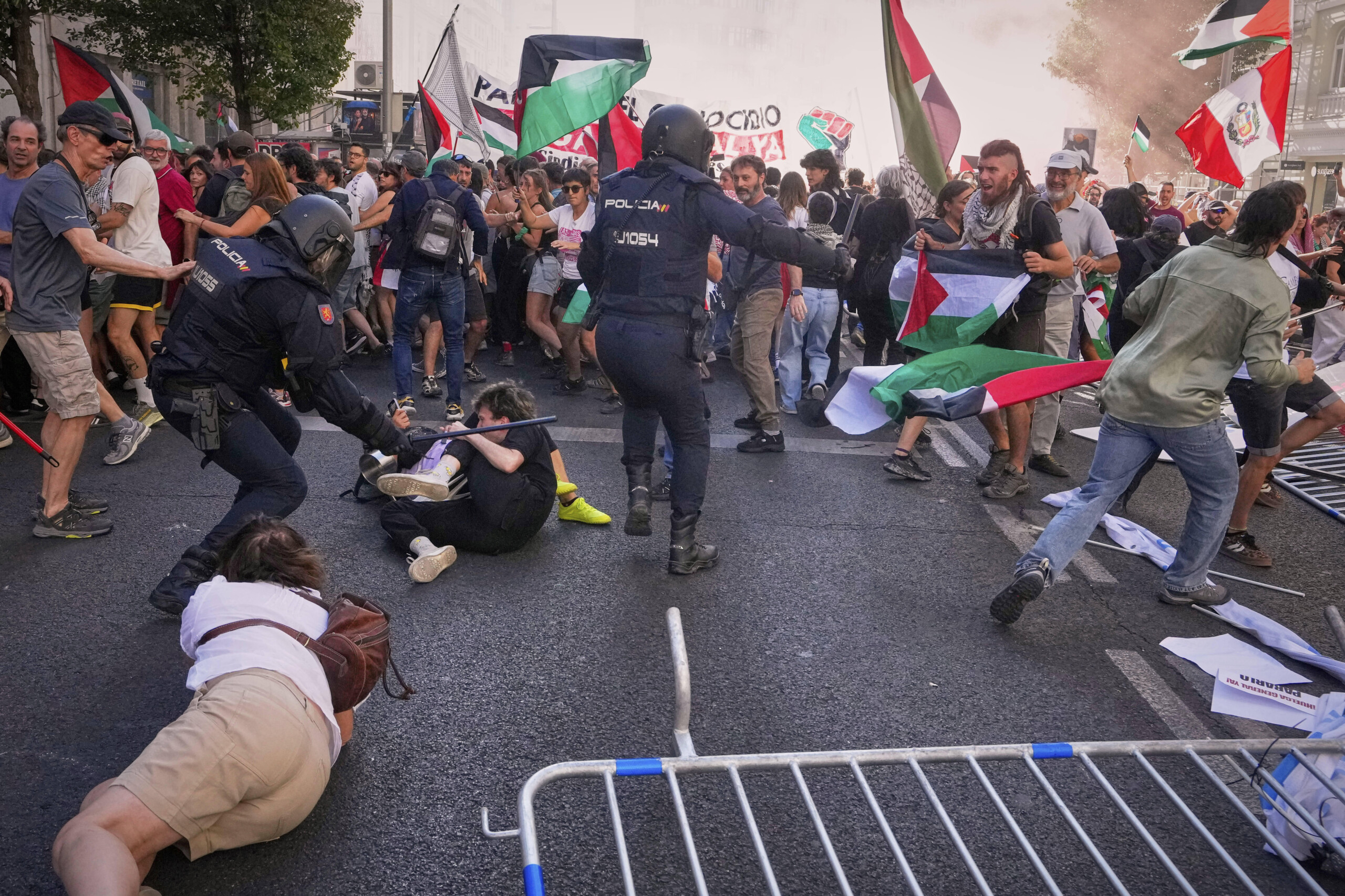 vuelta media 22 officers injured in pro palestinian protests in madrid scaled
