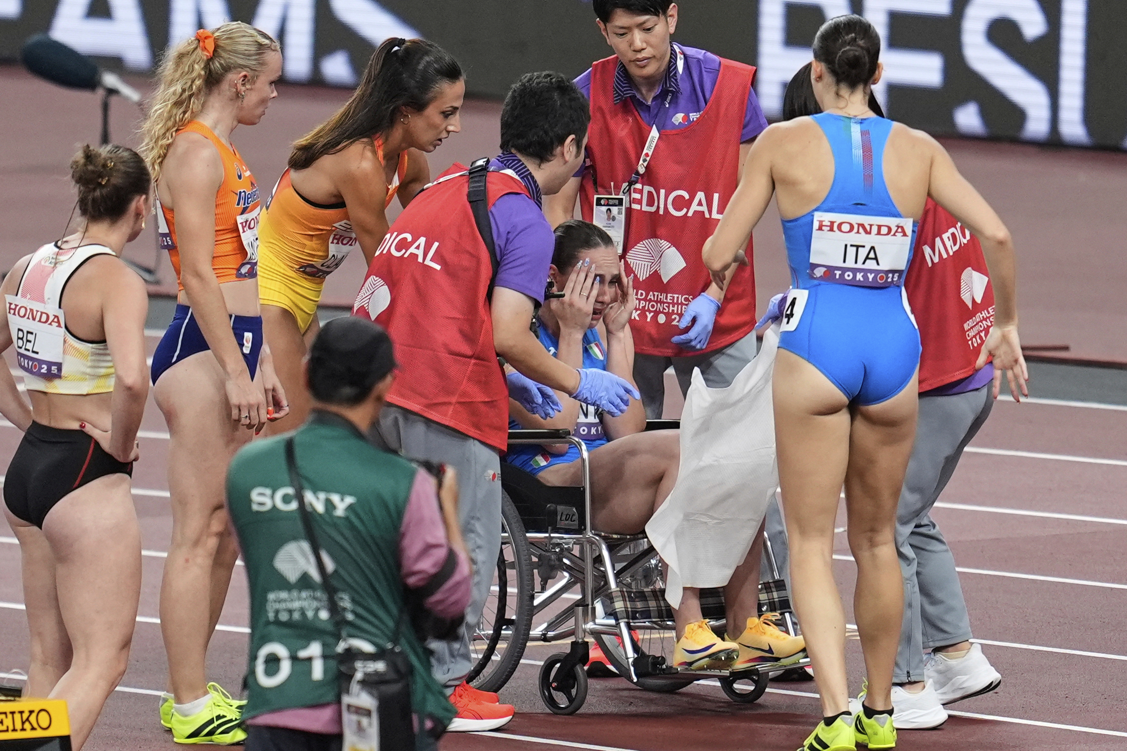 athletics world championships womens 4x100 out of the final