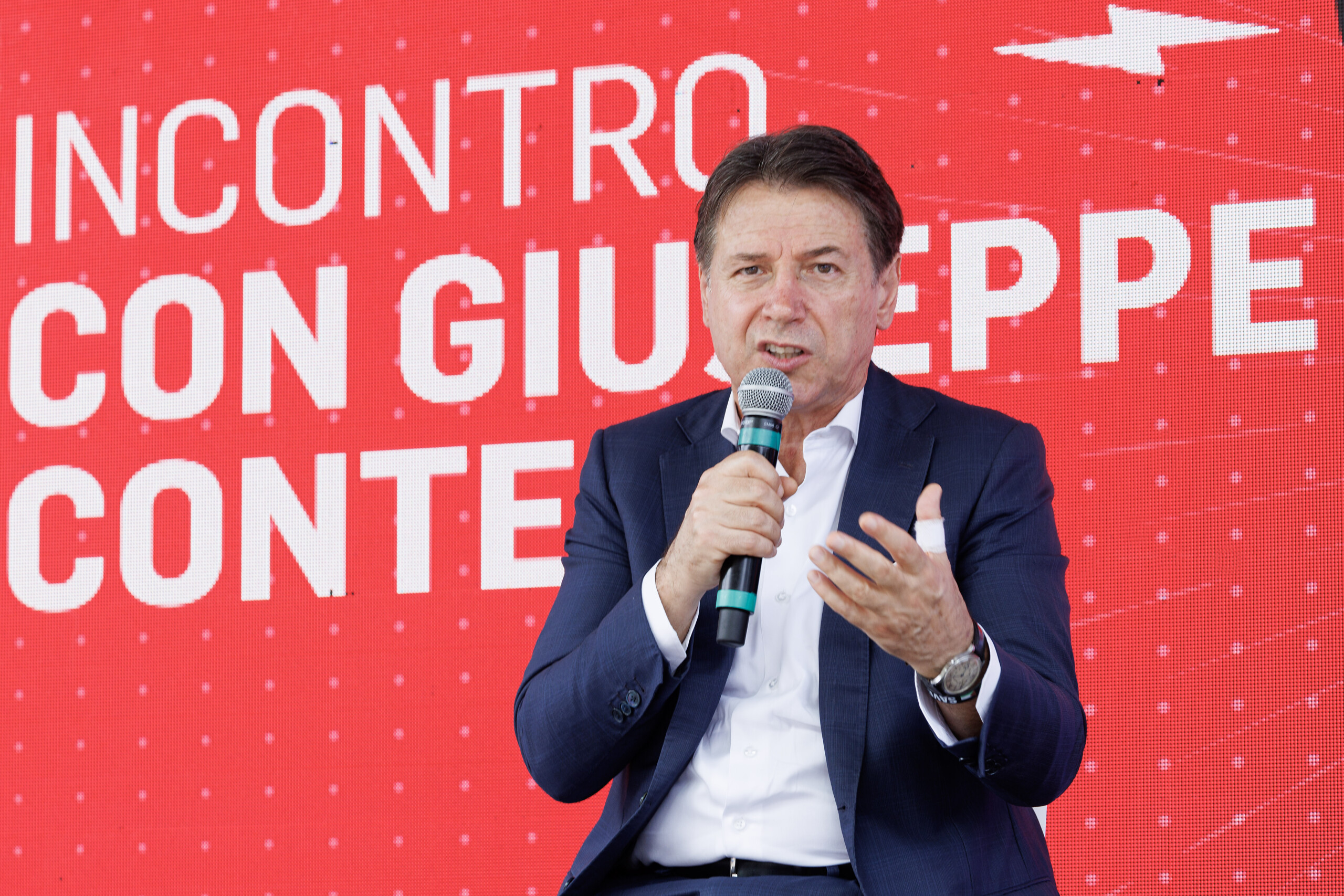fitch conte meloni rejoices but 6 million workers are left with e1000 less per month scaled