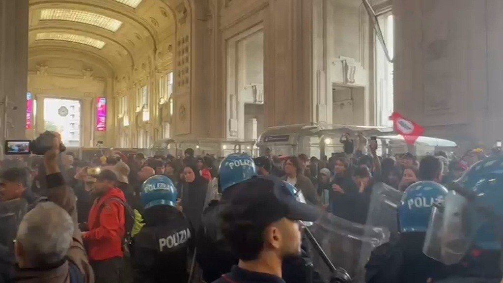 gaza strike protesters enter milan central station police charge